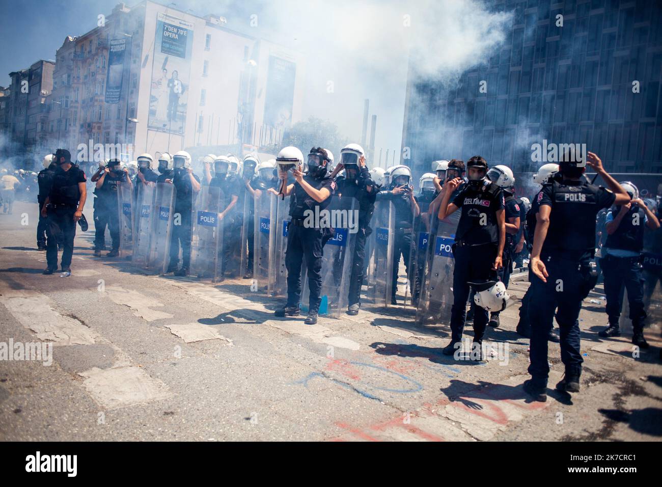 ©Michael Bunel / le Pictorium/MAXPPP - Michael Bunel / le Pictorium - 11/06/2013 - Turquie / Istanbul - Les Forces anti emeutes turque se preparent a interventir place Taksim. Un mouvement National de protestation a surgit suite a la violente repression de protestataires ecologiques qui s'opposaient a la Destruction du parc de Gezi. Le matin meme, la place est pry d'assalto par les forces de l'ordre et de violents affrontements eclateront jusqu'au soir. 11 juin 2013. Istanbul. Turquie. / 11/06/2013 - Turchia / Istanbul - le forze di polizia turche si preparano ad intervenire in Piazza Taksim. A. Foto Stock