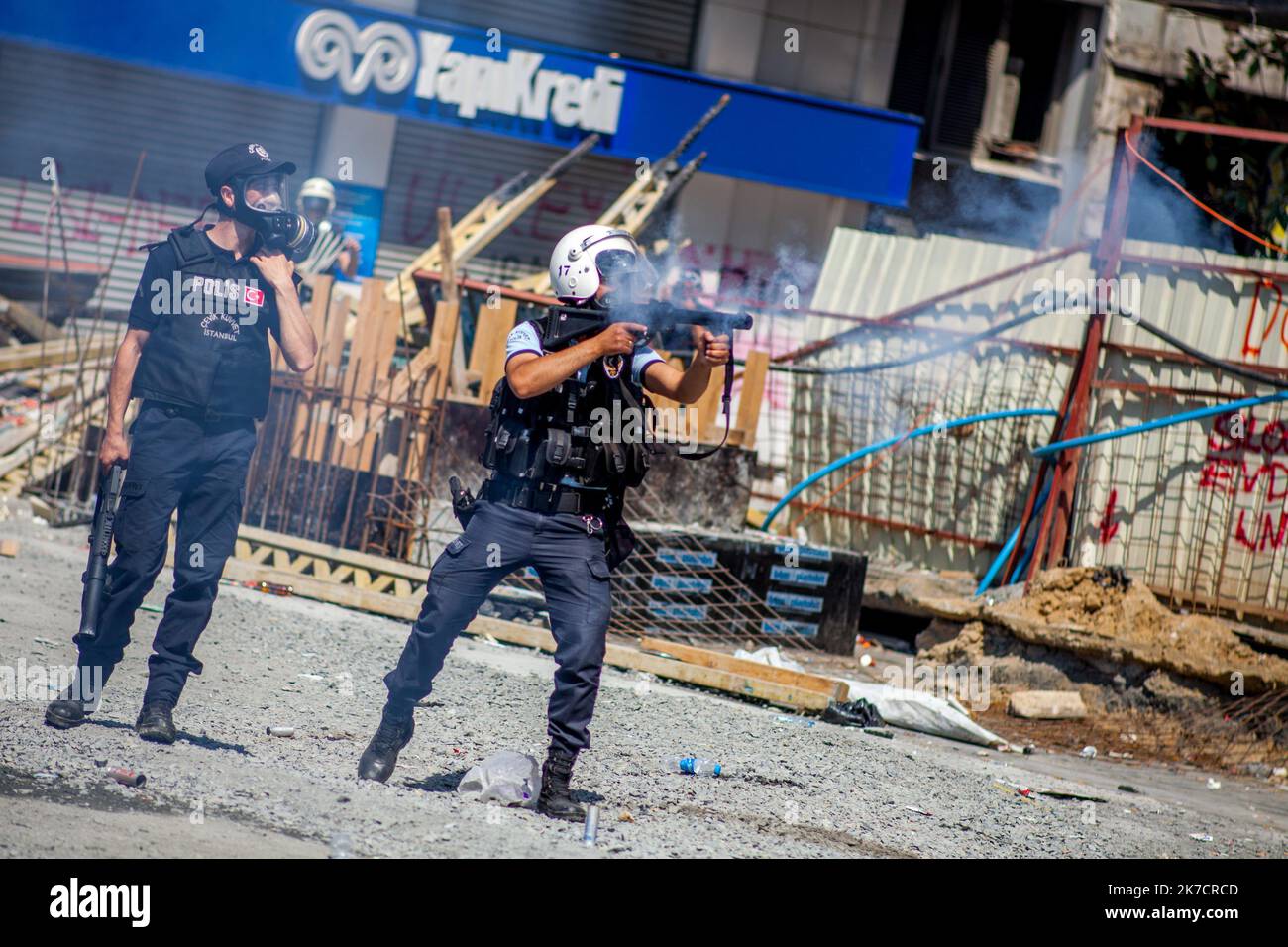 ©Michael Bunel / le Pictorium/MAXPPP - Michael Bunel / le Pictorium - 11/06/2013 - Turquie / Istanbul - Les Forces de l'ordre tirant des gaz lacrymongene sur les manifestants de la Place Taksim. Un mouvement National de protestation a surgit suite a la violente repression de protestataires ecologiques qui s'opposaient a la Destruction du parc de Gezi. Le matin meme, la place est pry d'assalto par les forces de l'ordre et de violents affrontements eclateront jusqu'au soir. 11 juin 2013. Istanbul. Turquie. / 11/06/2013 - Turchia / Istanbul - le forze dell'ordine hanno sparato gas lacrimogeno al dimostratore Foto Stock