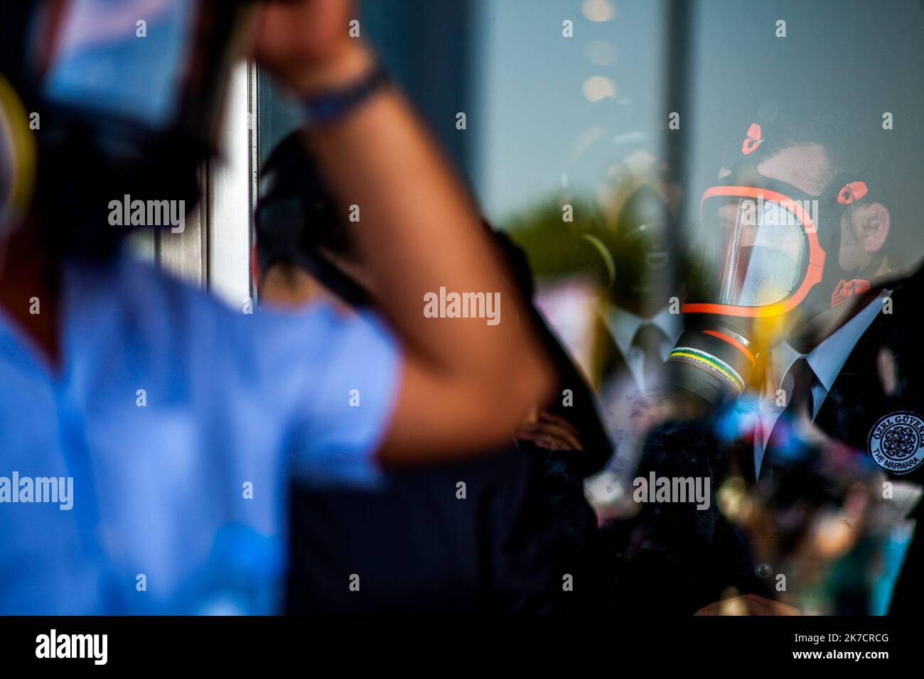 ©Michael Bunel / le Pictorium/MAXPPP - Michael Bunel / le Pictorium - 11/06/2013 - Turquie / Istanbul - le personnel du Marmara hotel osserviamo les affrontements place Taksim depuis les vitres de l'entree de l'immeuble. ILS sont equipes de masque a gaz. Le matin meme, la place est pry d'assalto par les forces de l'ordre et de violents affrontements eclateront jusqu'au soir. Un mouvement National de protestation a surgit suite a la violente repression de protestataires ecologiques qui s'opposaient a la Destruction du parc de Gezi quelques jours plutot. 11 juin 2013. Istanbul. Turquie. / 11/06/2 Foto Stock