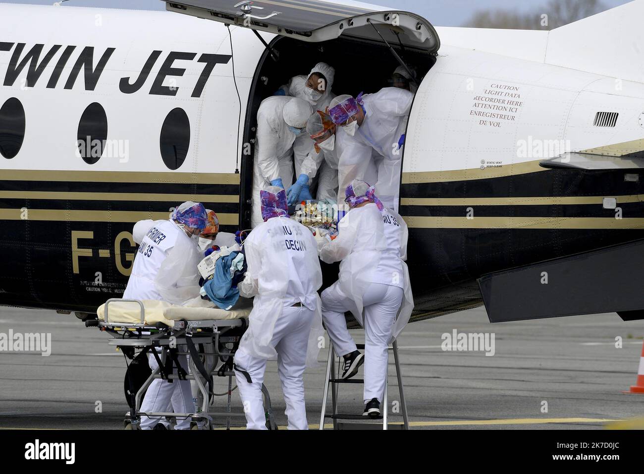 ©PHOTOPQR/OUEST FRANCE/Marc OLLIVIER ; Rennes ; 13/03/2021 ; Deux patients Covid-19 en réanimation étaient en train d’être transférés ce samedi matin à l'aéroport de Rennes Saint-Jacques par avion depuis Beauvais et ensuite par le SAMU 35 2021 vers l'Hôpital de Saint-Malo en/13/03 Rennes; Rennes Due pazienti del Covid-19 in terapia intensiva sono stati trasferiti questa mattina in aereo dalla SAMU da Beauvais all'ospedale Saint-Malo in Bretagna Foto Stock