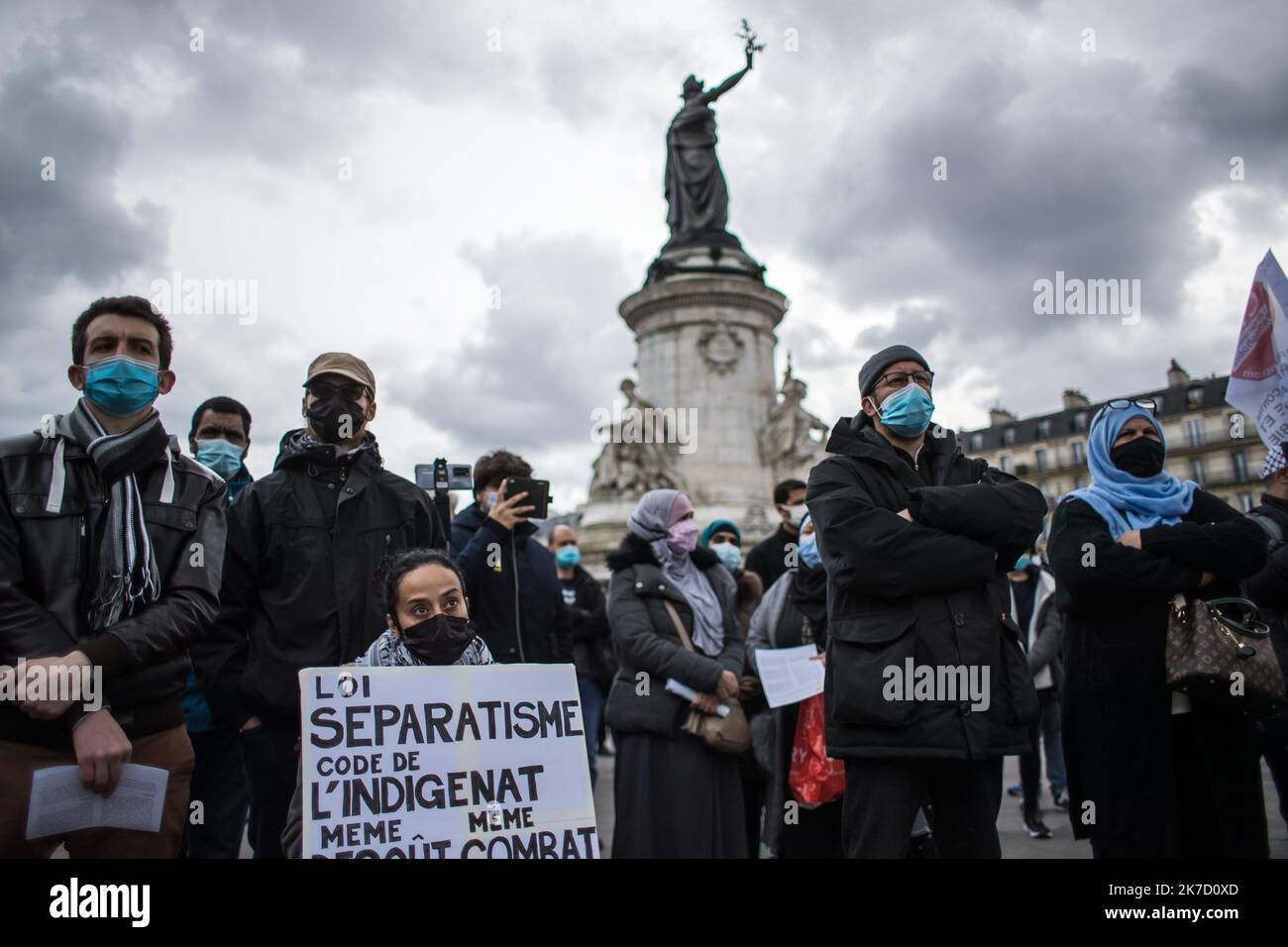 ©Christophe Petit Tesson/MAXPPP - 14/03/2021 ; PARIS ; FRANCE - Des manifestants affichent une pancarte ' Contre la loi separatisme et le code de l'indigenat' lats d'un rassemblement Place de la Republique contre la loi dite separatisme et contre l'Islamophobie. Gli attivisti si riuniscono durante un raduno in Piazza della Repubblica contro la legge 'contro il separatismo' e contro l'islamofobia. Foto Stock