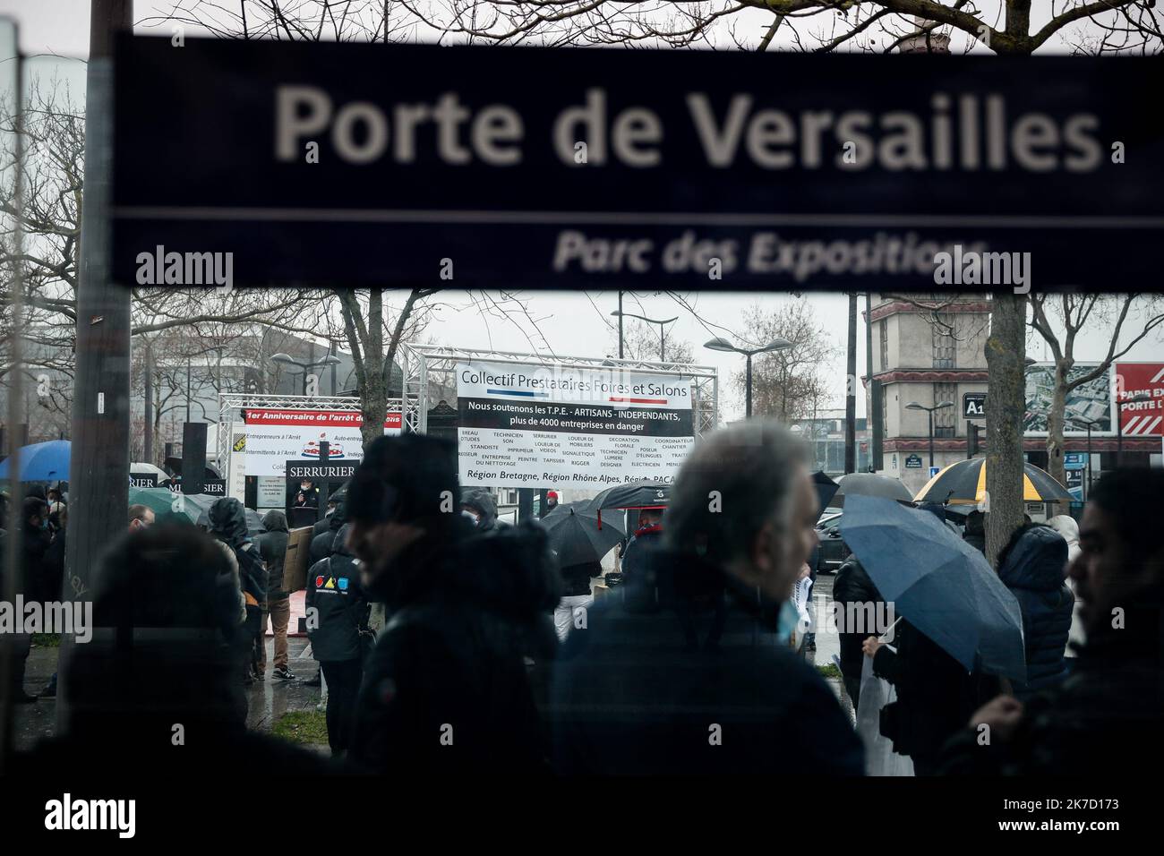 ©THOMAS PADILLA/MAXPPP - 16/03/2021 ; PARIS , FRANCE; RASSEMBLEMENT A L' APPEL DU COLLECTIF PRESTATAIRES FOIRES ET SALONS ET DU BUREAU DES INTERMITTENTS DE L' EVENEMENTIEL, POUR MARQUER UN AN D' ARRET D' ACTIVITE DANS CE SECTEEUR ET RECLAMER DES AIDES, PORTE DE VERSAILLES. Primo anniversario della fine delle fiere Parigi 16 marzo 2021 Foto Stock