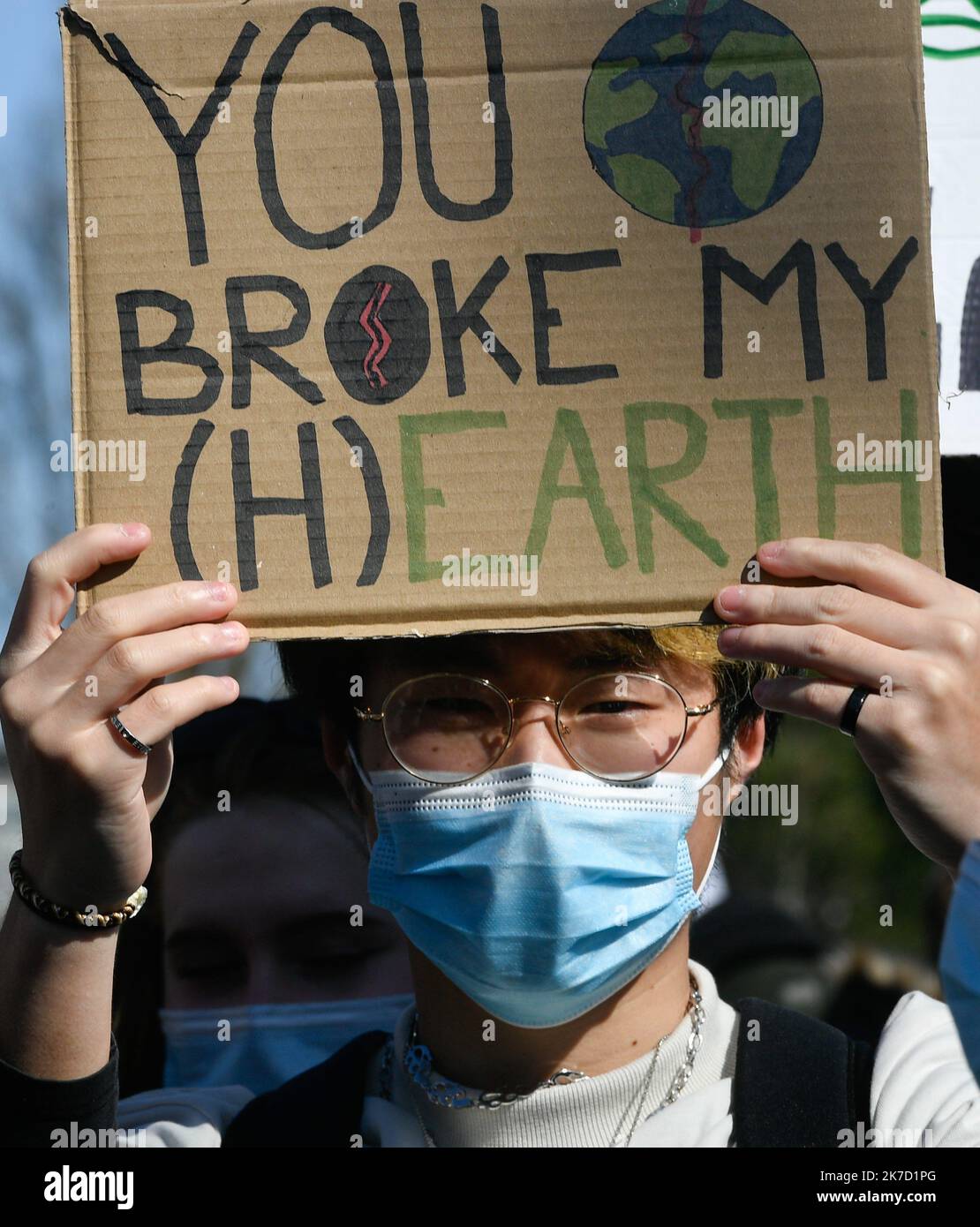 ©PHOTOPQR/OUEST FRANCE/Franck Dubray ; Nantes ; 19/03/2021 ; Marche de la jeunesse pour le climat dans le centre ville de Nantes. (Foto Franck Dubray) marcia giovanile per il clima nel centro di Nantes il 19 marzo 2021 Foto Stock