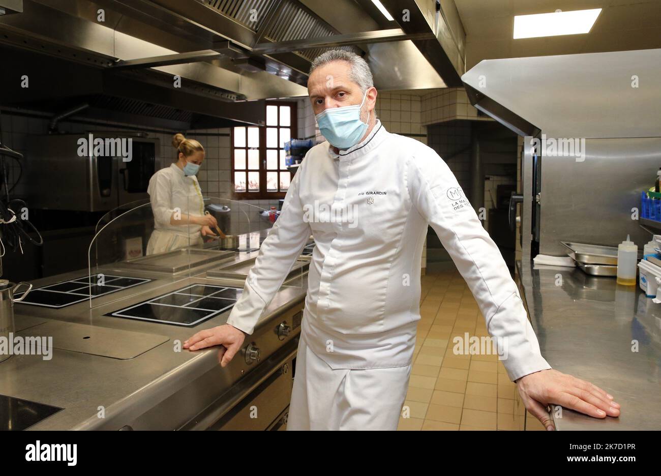 ©PHOTOPQR/l'ALSACE/Vanessa MEYER ; Colmar ; 19/03/2021 ; le chef Eric Girardin du Restaurant gastronique étoilé 'la Maison des Têtes' à Colmar teste pour la première fois au monde le Restaurant zéro covid. En cuisine chaque espace de travail est autonome et séparé par des vitres en plexyglas. Le placche au gaz ont été remplacés par de l'induction, ce qui permet de gagner une heure de nettoyage par jour. A Colmar le 19 Mars 2021; per la prima volta al mondo lo Chef Eric Girardin prova il ristorante zero covid a Colmar il 19 marzo 2021 Foto Stock