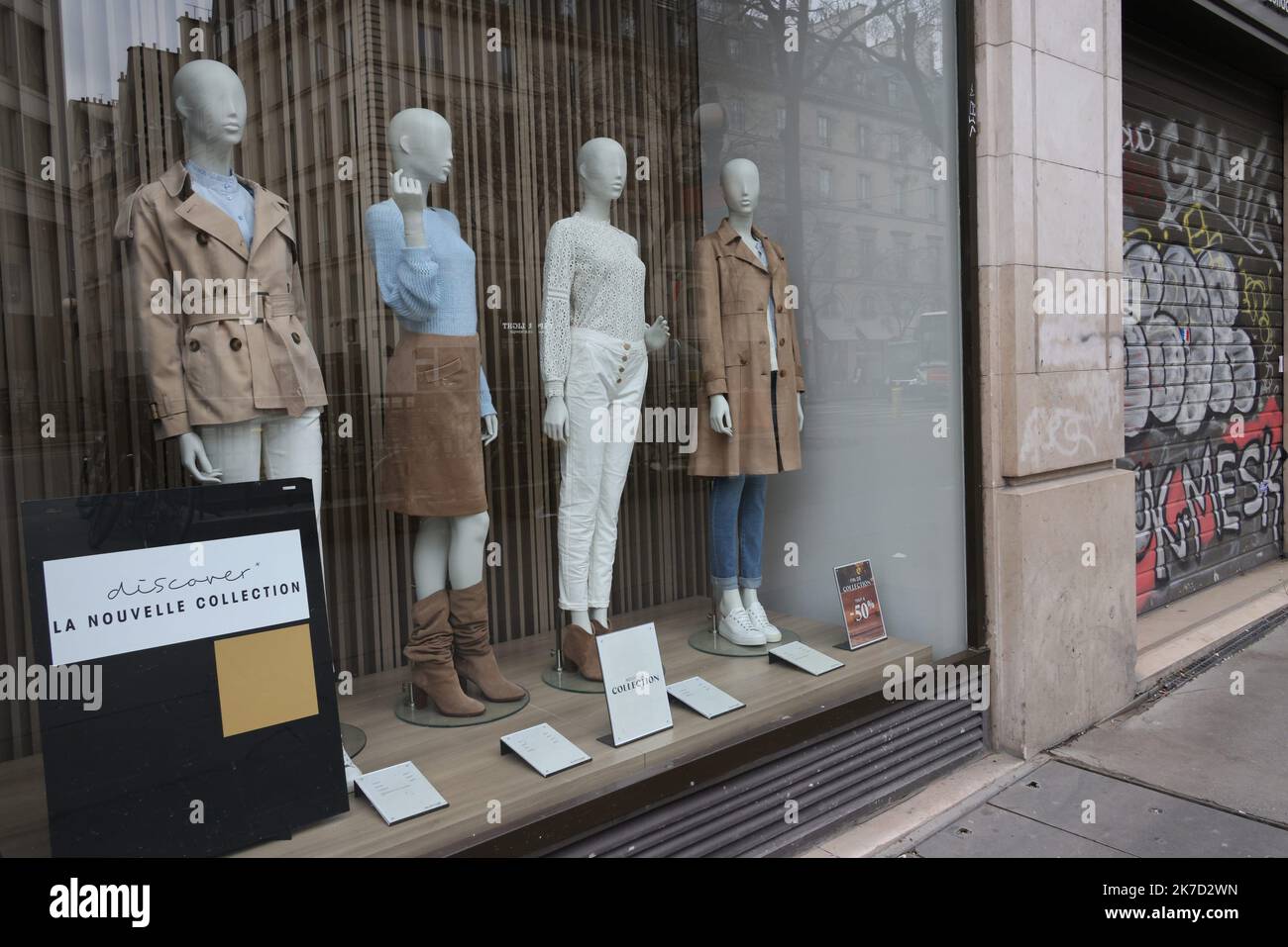 ©PHOTOPQR/LE PARISIEN/Delphine Goldsztejn ; PARIS ; 22/03/2021 ; Covid-19 : reconfino pour 16 départements Commerces dans l'obbligation de fermer Magasin de vêtements Boulevard Poissonnière, 75002 Paris le 22/03/2021 Photo : Delphine Goldsztejn - 2021/03/23. Crisi nelle imprese non essenziali il ricorso legale è aumentato nelle ultime settimane, colpendo molte marche non alimentari rispettabili ma fragili. Foto Stock