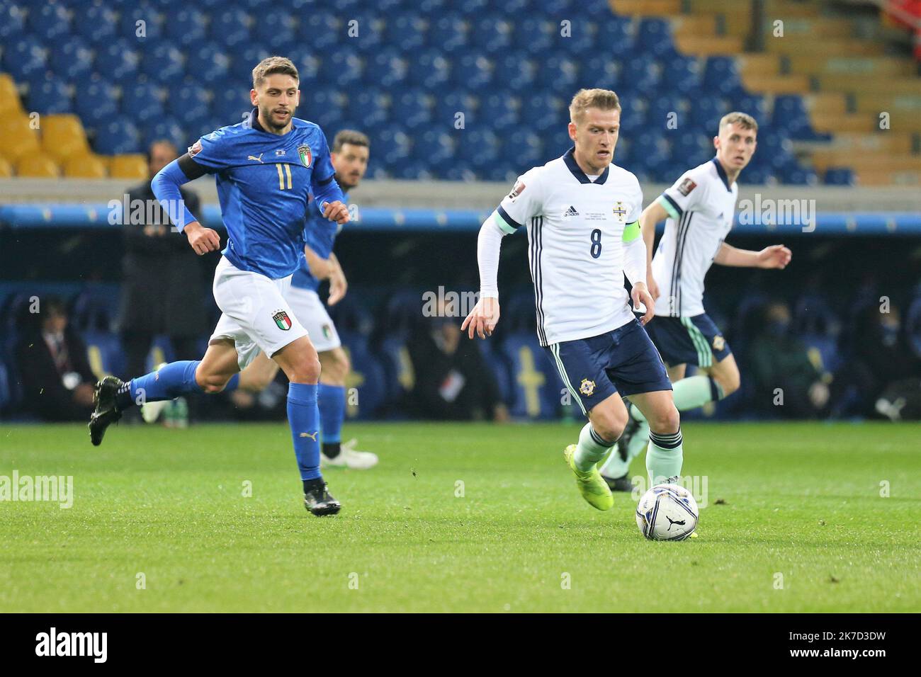 ©Laurent Lairys/MAXPPP - Domenico Berardi d'Italia e Steven Davis d'Irlanda del Nord durante la Coppa del mondo FIFA 2022, Qualifiers Group C tra Italia e Irlanda del Nord il 25 marzo 2021 allo stadio Ennio Tardini di Parma - Foto Laurent Lairys / Maxppp Foto Stock