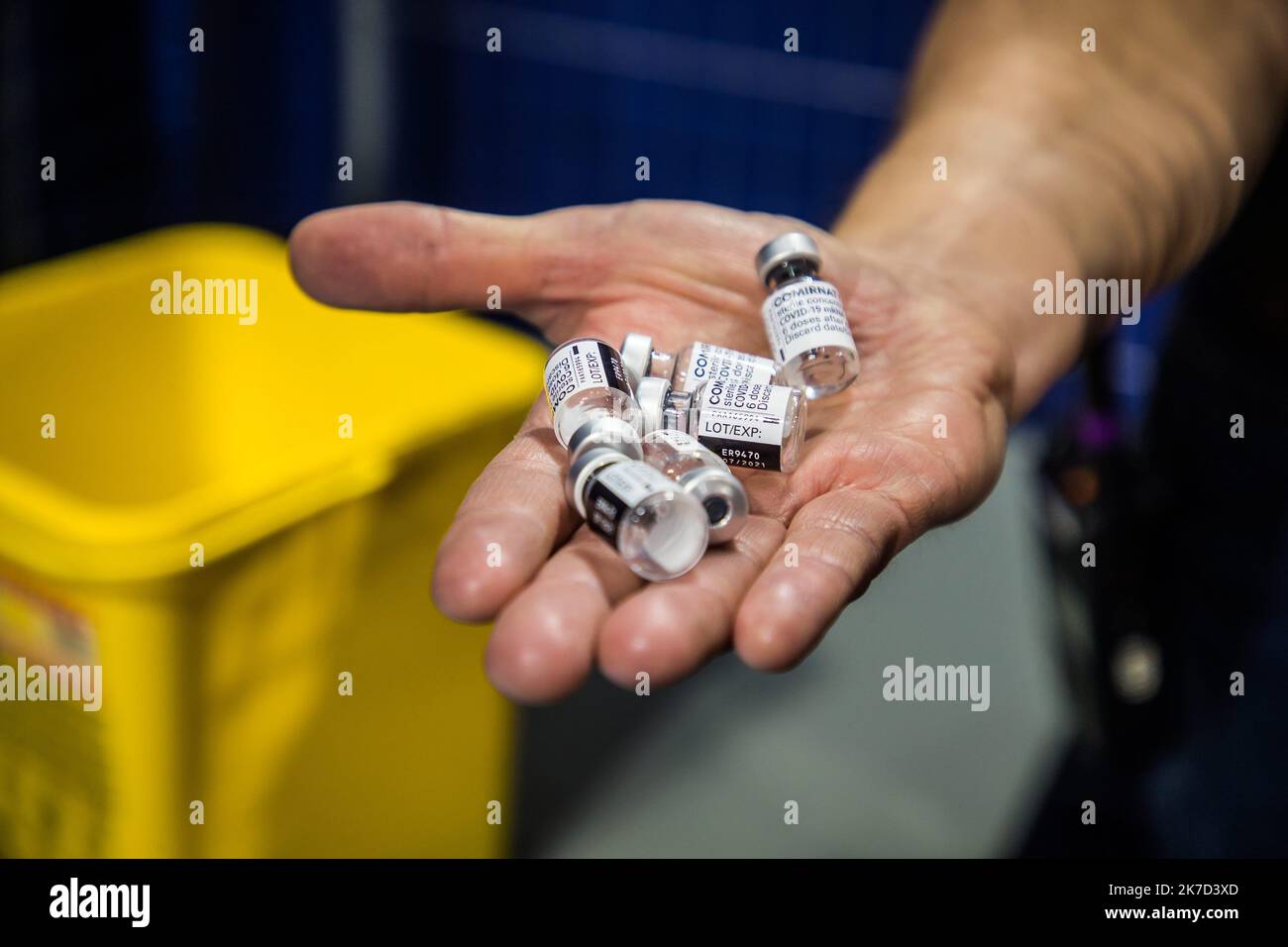 ©Christophe Petit Tesson/MAXPPP - 26/03/2021 ; MONTIGNY LE BRETONNEUX ; FRANCE - un membrre du personnel Medical montre des flacons de vaccin Pfizer au velodrome de Saint Quentin trasforme en center de vaccination pour les personne age de + 55 ans ou atteint de comorbidites. Gli operatori medici preparano le dosi di vaccino presso il centro di vaccinazione Covid-19 istituito all'interno del Velodromo nazionale di Saint-Quentin-en-Yvelines, vicino a Parigi. Il 23 marzo la Francia ha annunciato di modificare la sua strategia e di promuovere una vaccinazione di massa a causa dell'aumento delle infezioni da coronavirus nel nord della Francia e nella regione di Parigi. Foto Stock