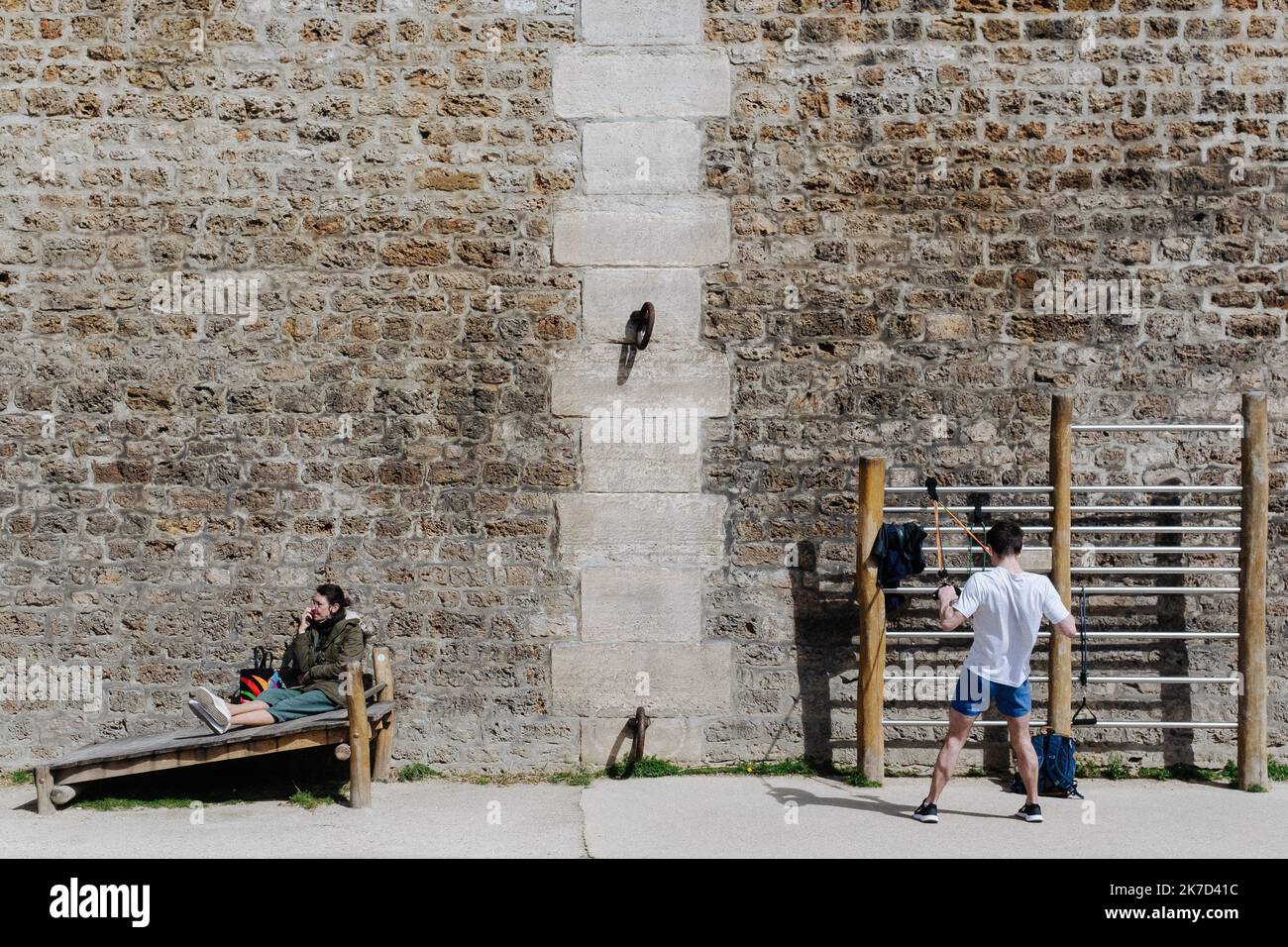 ©Jan Schmidt-Whitley/le Pictorium/MAXPPP - Jan Schmidt-Whitley/le Pictorium - 28/3/2021 - Francia / Ile-de-France / Parigi - Pendant le week-end des Rameaux, les Parisiens profitent du beau temps et se promenent le long de la Seine. Certains pratiquent du sport. / 28/3/2021 - Francia / Ile-de-France (region) / Parigi - durante il fine settimana della Domenica delle Palme, i parigini godono il bel tempo e passeggiare lungo la Senna. Alcuni sport di pratica. Foto Stock