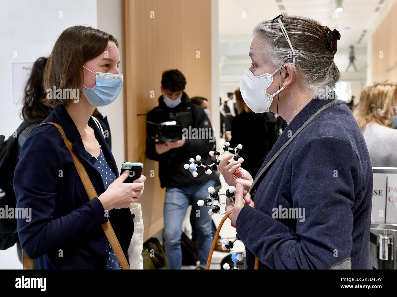 ©PHOTOPQR/OUEST FRANCE/Vincent MOUCHEL ; PARIS ; 29/03/2021 ; Irène Frachon pneumologue bretoise au tribunal coorectionnel de Paris dans l'attente du jugemnt ic avec les parties civiles et Montrant une molécule Paris Marzo 29 2021 il processo di scandalo sulla salute del mediatore Foto Stock