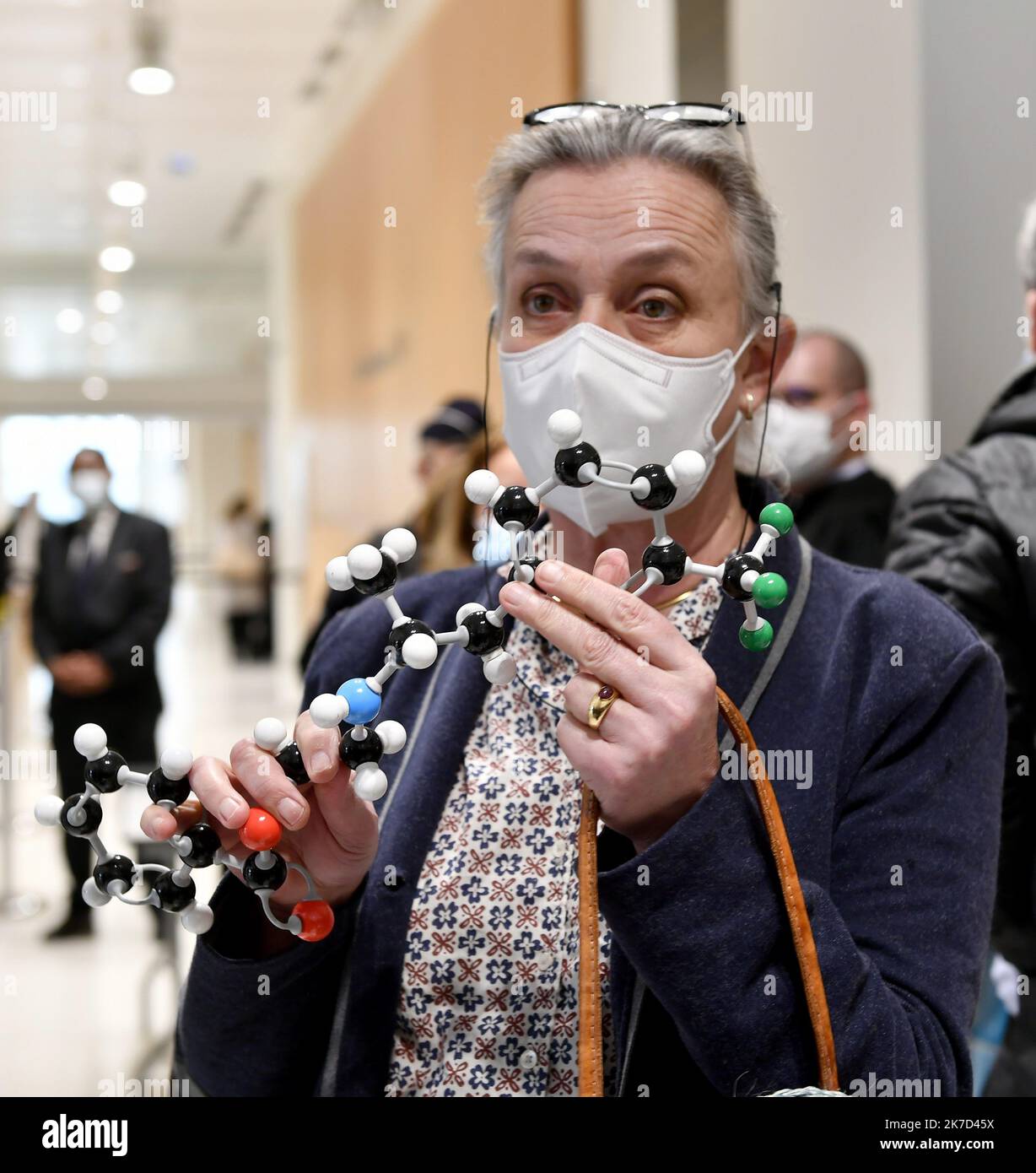 ©PHOTOPQR/OUEST FRANCE/Vincent MOUCHEL ; PARIS ; 29/03/2021 ; Irène Frachon pneumologue bretoise au tribunal coorectionnel de Paris dans l'attente du jugemnt ic avec les parties civiles et Montrant une molécule Paris Marzo 29 2021 il processo di scandalo sulla salute del mediatore Foto Stock