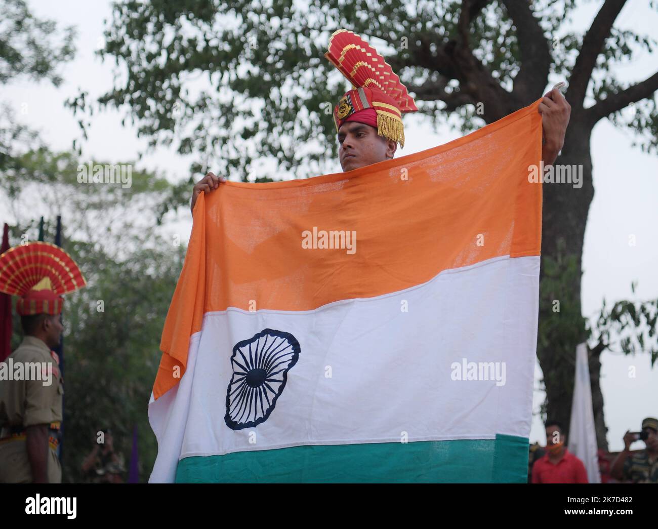 ©Abhisek Saha / le Pictorium/MAXPPP - Abhisek Saha / le Pictorium - 26/3/2021 - Inde / Tripura / Agartala - Des soldats de la BSF (forze di sicurezza di frontiera dell'India)-BGB (Guardia di frontiera Bangladesh), Lors d'une ceremonie de retraite connotte pour memorior le 50eme anniversaire de l'independance du Bangladesh au poste de controle integre d'Akhaura a Agartala. / 26/3/2021 - India / Tripura / Agartala - soldati della BSF (Border Security Force of India)-BGB (Border Guard Bangladesh), durante una cerimonia di ritiro congiunta per commemorare il 50th° anniversario dell'indipendenza del Bangladesh ad Akhaura integrato Foto Stock