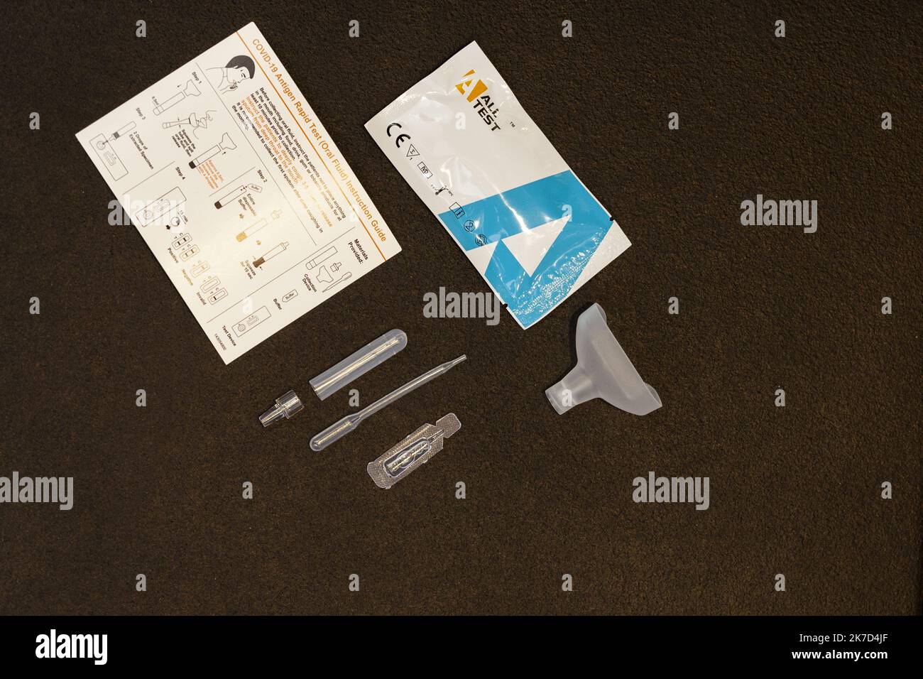 ©Nicolas Landemard / le Pictorium/MAXPPP - Nicolas Landemard / le Pictorium - Illustrazione di autotest antigenici in vendita in Belgio - 30/3/2021 - Belgio / Bruxelles / Bruxelles - esempio di test antigenico. Questi test venduti nelle farmacie del paese devono consentire all'acquirente di provare se stesso per sapere se è positivo o negativo per il coronavirus. Il risultato è disponibile in pochi minuti. L'affidabilità annunciata varia tra il 70 e il 90%. secondo le fonti. Foto Stock