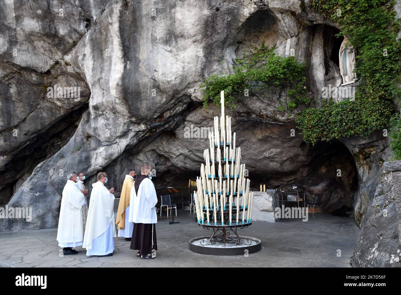 ©PHOTOPQR/LA DEPECHE DU MIDI/LAURENT DARD ; TARBES ; 04/04/2021 ; NR LAURENT DARD DIMANCHE DE PAQUES A LOURDES MESSE DE PAQUES GROTTE DE MASSABIELLE MAGASINS FERMES CONFINEMENT ROSAIRE DOMENICA DI PASQUA A LOURDES IL 4TH APRILE 2021 Foto Stock