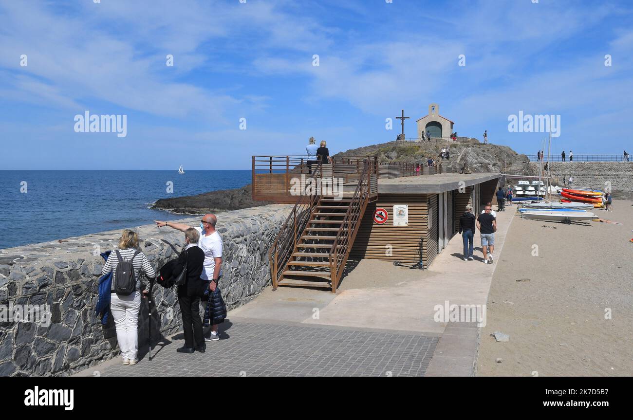 Â-PHOTOPQR/l'INDEPENDANT/Clementz Michel ; COLLIOURE ; 05/04/2021 ; COLLIOURE LE 5 AVRIL 2021 / LUTTE CONTRE LA PANDEMIE DE CORONAVIRUS COVID-19 / REPORTAGE A COLLIOURE SUR LE RESPECT DES REGLES DU TROISIEME CONFINEMENT / REGLE DES 10 KM DE SON DOMICILE POUR LES PROMENADES ET SORTIE AUTORISE DE 6H A 19H / ICI A LA PLAGE DU CLOCHER DE COLLIOURE AU PIEDS DU CHATEAU ROYAL / ILLUSTRATION / RESPECT DE LA DISTANCIATION SOCIAL ET DU PORT DU MASQUE COLLIOURE, FRANCIA, APRILE 5TH 2021. 3rd covid-19 blocco pandemico in Francia Foto Stock