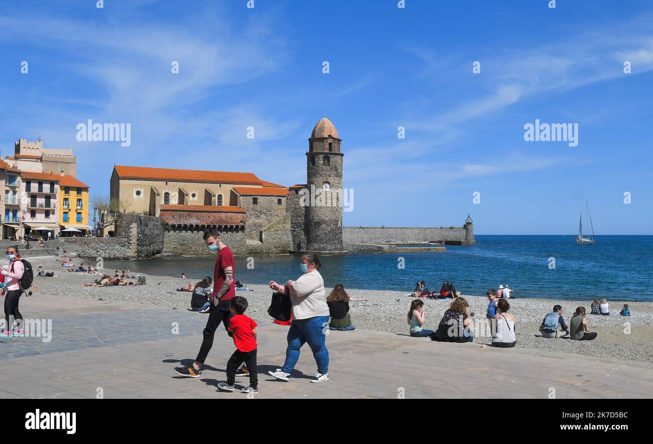 Â-PHOTOPQR/l'INDEPENDANT/Clementz Michel ; COLLIOURE ; 05/04/2021 ; COLLIOURE LE 5 AVRIL 2021 / LUTTE CONTRE LA PANDEMIE DE CORONAVIRUS COVID-19 / REPORTAGE A COLLIOURE SUR LE RESPECT DES REGLES DU TROISIEME CONFINEMENT / REGLE DES 10 KM DE SON DOMICILE POUR LES PROMENADES ET SORTIE AUTORISE DE 6H A 19H / ICI A LA PLAGE DU CLOCHER DE COLLIOURE AU PIEDS DU CHATEAU ROYAL / ILLUSTRATION / RESPECT DE LA DISTANCIATION SOCIAL ET DU PORT DU MASQUE COLLIOURE, FRANCIA, APRILE 5TH 2021. 3rd covid-19 blocco pandemico in Francia Foto Stock