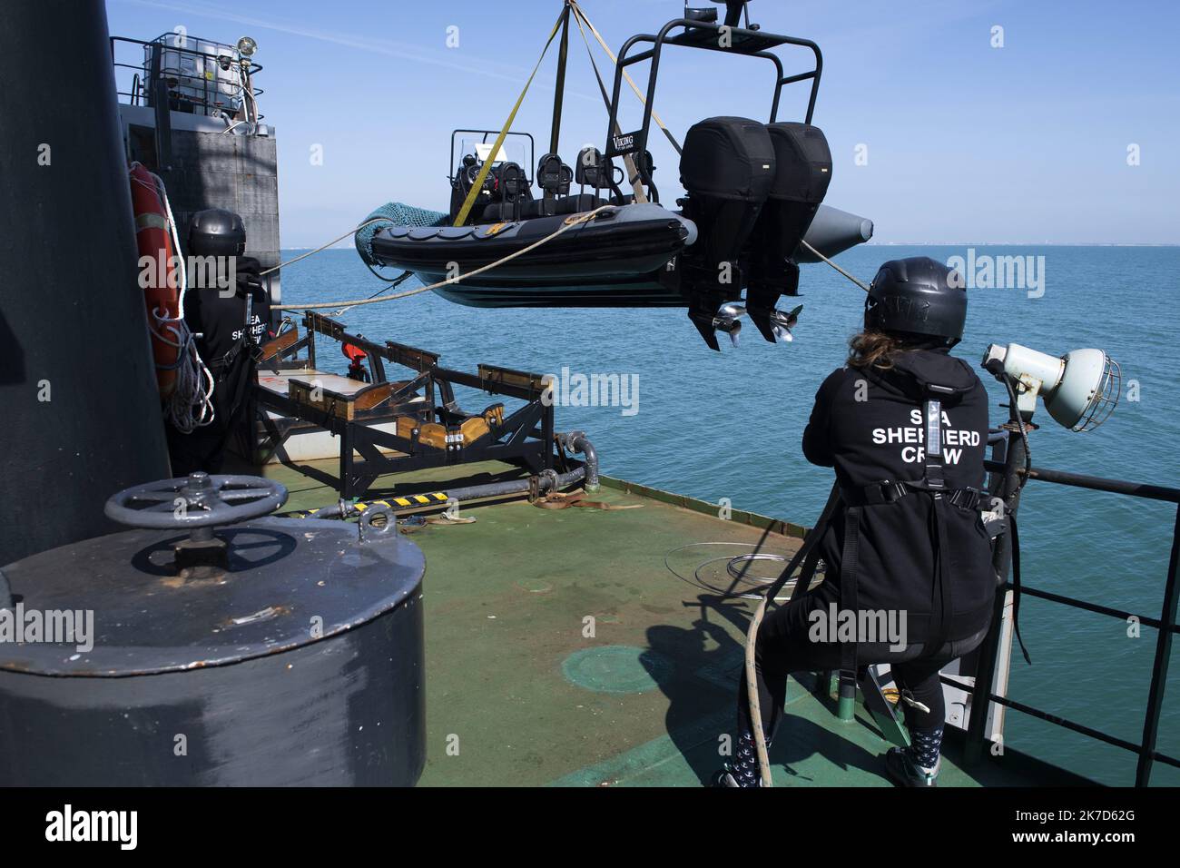 ©PHOTOPQR/OUEST FRANCE/Thomas BREGARDIS ; la Rochelle ; 23/03/2021 ; Reportage à bord du Sam Simon, l'un des navire de l'ONG Sea Shepherd, Lors de l'opération delfino bycatch. Opération qui a pour but d'alerter sur le sort des dauphins le long des Côtes franceses dans le Golfe de Gascogne. Les équipes de Sea Shepherd assistent depuis un semi-rigide aux remontées de filets pour vérifier la présence éventuelle de dauphins. Entrainement à la mise à l'eau du semi-rigide 'Viking' Foto: Thomas Brégardis / Ouest-France - relazione a bordo del Sam Simon, una delle navi ONG Sea Shepherd, durante Operat Foto Stock
