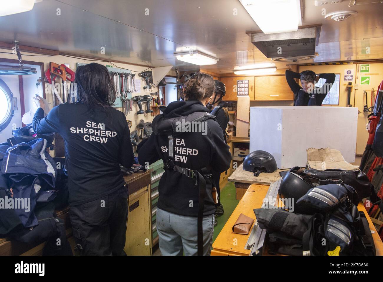 ©PHOTOPQR/OUEST FRANCE/Thomas BREGARDIS ; la Rochelle ; 23/03/2021 ; Reportage à bord du Sam Simon, l'un des navire de l'ONG Sea Shepherd, Lors de l'opération delfino bycatch. Opération qui a pour but d'alerter sur le sort des dauphins le long des Côtes franceses dans le Golfe de Gascogne. Les équipes de Sea Shepherd assistent depuis un semi-rigide aux remontées de filets pour vérifier la présence éventuelle de dauphins. L'équipe de pont se préparent à la manovra (casque, gilets de sauvetage) Foto: Thomas Brégardis / Ouest-France - relazione a bordo del Sam Simon, uno dei pastori di mare ONG Foto Stock