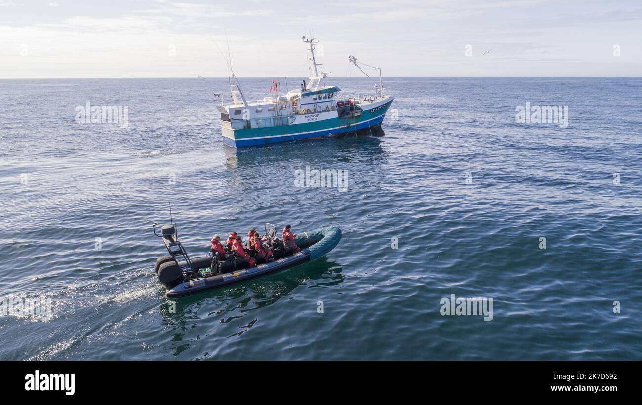 ©PHOTOPQR/OUEST FRANCE/Thomas BREGARDIS ; la Rochelle ; 23/03/2021 ; Reportage à bord du Sam Simon, l'un des navire de l'ONG Sea Shepherd, Lors de l'opération delfino bycatch. Opération qui a pour but d'alerter sur le sort des dauphins le long des Côtes franceses dans le Golfe de Gascogne. Les équipes de Sea Shepherd assistent depuis un semi-rigide aux remontées de filets pour vérifier la présence éventuelle de dauphins. Le Sam Simon au mouillage au Large de la Rochelle Foto: Thomas Brégardis / Ouest-France - relazione a bordo del Sam Simon, una delle navi ONG Sea Shepherd, durante l'operazione D. Foto Stock