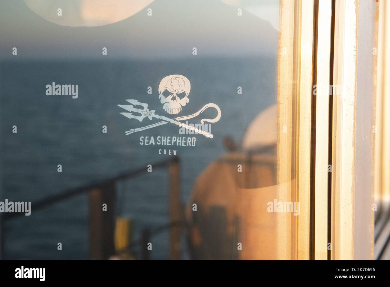 ©PHOTOPQR/OUEST FRANCE/Thomas BREGARDIS ; la Rochelle ; 23/03/2021 ; Reportage à bord du Sam Simon, l'un des navire de l'ONG Sea Shepherd, Lors de l'opération delfino bycatch. Opération qui a pour but d'alerter sur le sort des dauphins le long des Côtes franceses dans le Golfe de Gascogne. Les équipes de Sea Shepherd assistent depuis un semi-rigide aux remontées de filets pour vérifier la présence éventuelle de dauphins. Le Sam Simon au mouillage au Large de la Rochelle Foto: Thomas Brégardis / Ouest-France - relazione a bordo del Sam Simon, una delle navi ONG Sea Shepherd, durante l'operazione D. Foto Stock