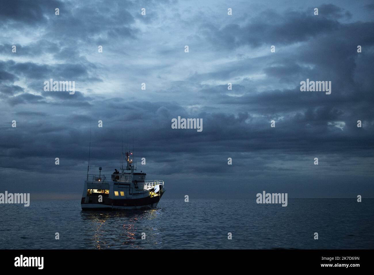 ©PHOTOPQR/OUEST FRANCE/Thomas BREGARDIS ; la Rochelle ; 23/03/2021 ; Reportage à bord du Sam Simon, l'un des navire de l'ONG Sea Shepherd, Lors de l'opération delfino bycatch. Opération qui a pour but d'alerter sur le sort des dauphins le long des Côtes franceses dans le Golfe de Gascogne. Les équipes de Sea Shepherd assistent depuis un semi-rigide aux remontées de filets pour vérifier la présence éventuelle de dauphins. Le Sam Simon au mouillage au Large de la Rochelle Foto: Thomas Brégardis / Ouest-France - relazione a bordo del Sam Simon, una delle navi ONG Sea Shepherd, durante l'operazione D. Foto Stock