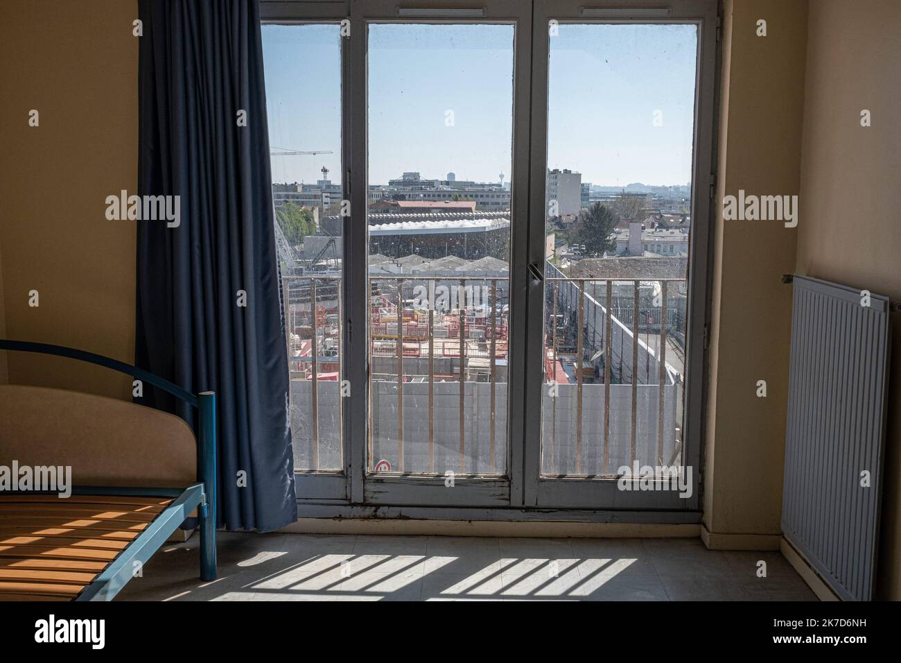 ©Olivier Donnars / le Pictorium/MAXPPP - Olivier Donnars / le Pictorium - 2/4/2021 - Francia / Saint-Ouen - Vue depuis le foyer ADEF a Saint-Ouen (93), sur le chantier de construction du futur village olympique. Le 2 avril 2021, les 223 habitants de ce foyer de travailleurs migrants ont du quitter le batiment qui va ceder sa place au futur village olympique des JO de 2024. Les travailleurs ont ete reloges dans des modulaires temporaires en ente d'ici 2 ans d'un relogement definif. / 2/4/2021 - Francia / Saint-Ouen - Vista dalla casa ADEF a Saint-Ouen (93), sul cantiere della Foto Stock