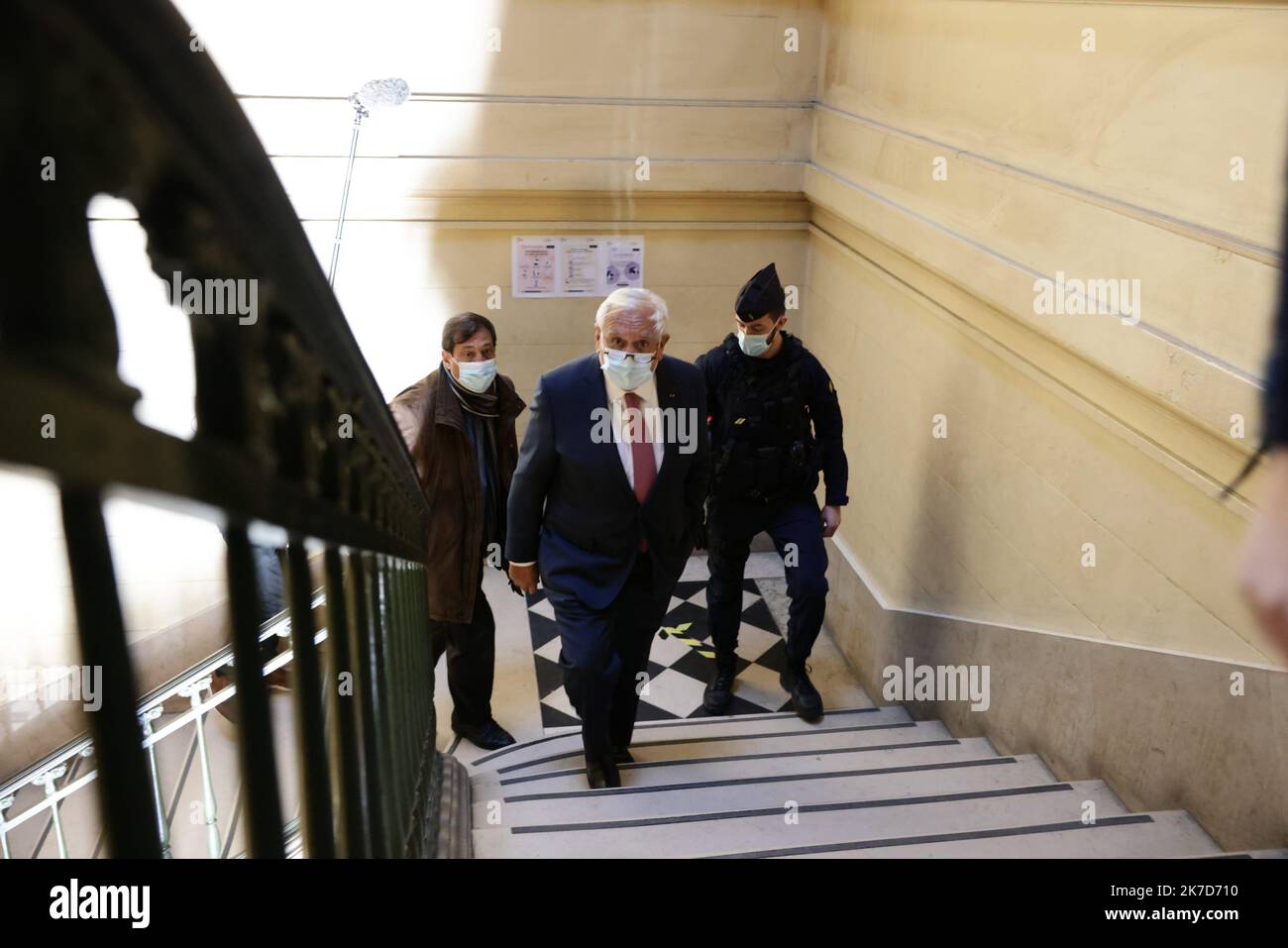 ©PHOTOPQR/LE PARISIEN/Olivier Lejeune ; Paris ; 13/04/2021 ; procès du bombardement en 2004 de la base francaise de Bouaké en Côte d'Avorio au Palais de Justice de Paris — Procès du bombardement de Bouaké : Jean-Pierre Raffarin et Dominique de Villepin à la barre. Assize Court a Parigi, in Francia, il 13 aprile 2021, per il processo del bombardamento di Bouake. Il 6 novembre 2004, 10 persone tra cui nove soldati francesi sotto mandato delle Nazioni Unite sono morte nell'attacco al campo militare francese della forza Licorne a Bouake, Costa d'Avorio. Foto Stock