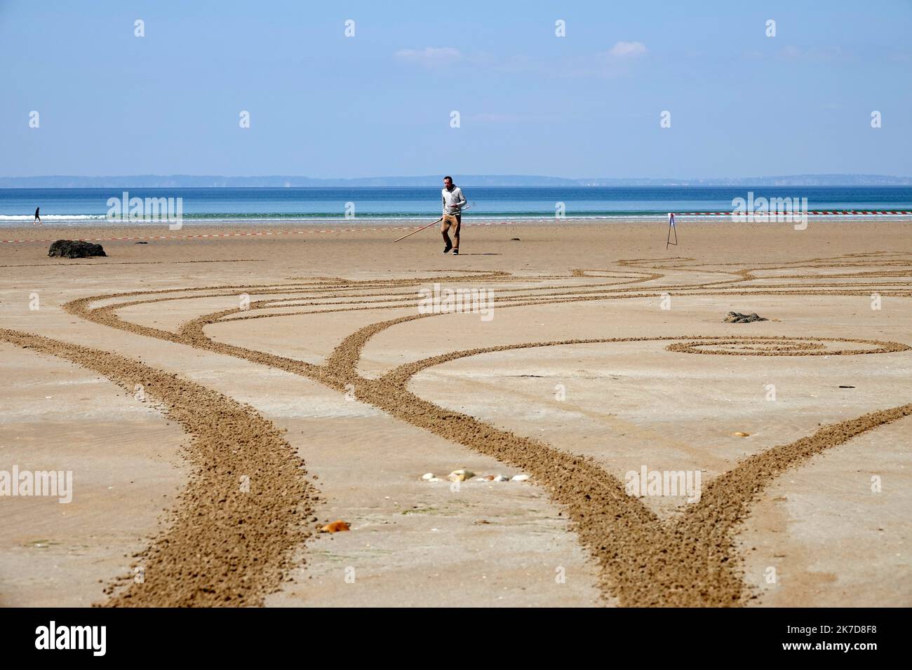 ©PHOTOPQR/OUEST FRANCE/Vincent MOUCHEL ; TREZMALAOUEN ; 17/04/2021 ; Réalisation d’une fresque éphémère d’Inspiration végétale, plage de Trezmalaouen (Kerlaz) par l’artiste plastienne, Ariel Neo, et l’artiste de « Beach art », Jben. TREZMALAOUEN; 04/17/2021; creazione di un effimero affresco di ispirazione vegetale, Trezmalaouen Beach (Kerlaz) dell'artista visivo Ariel Neo e dell'artista "Beach art", Jben. Foto Stock