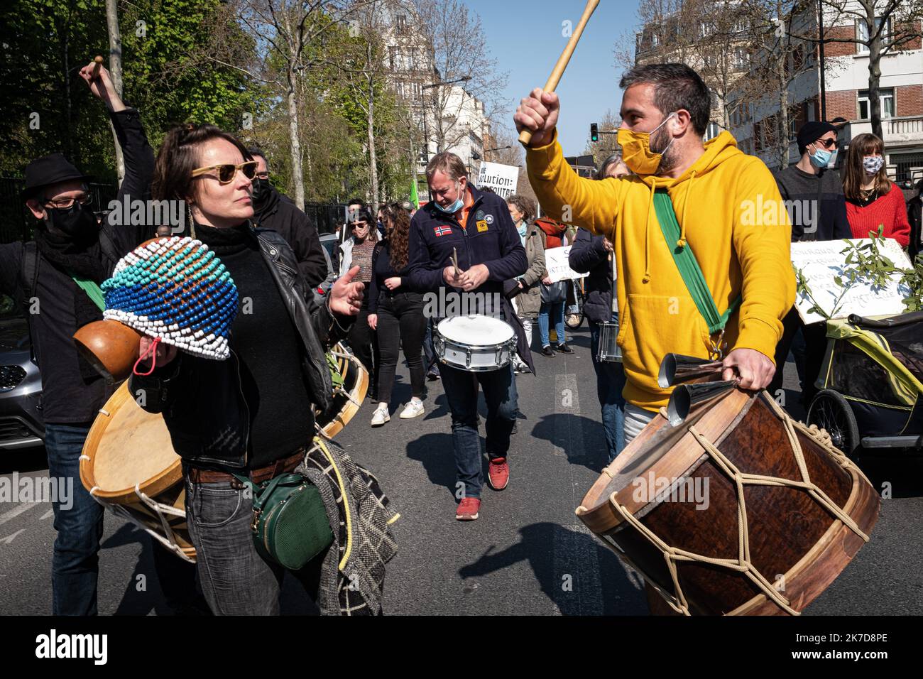 ©Olivier Donnars / le Pictorium/MAXPPP - Olivier Donnars / le Pictorium - 17/4/2021 - Francia / Aubervilliers - Pres d'un millier de personnes ont parcouru les rues d'Aubervilliers (93) pour defendre les jardins ouvriers des Vertus menaces en partie de Destruction par le projet d'Olympiques de 2024. Sur une partie de ces jardins familiaux centenaires doivent etre construit un complexe aquatique qui servira d'entrainement pour les Athletes des JO. / 17/4/2021 - Francia / Aubervilliers - quasi un migliaio di persone hanno camminato per le strade di Aubervilliers (93) per difendere il VE Foto Stock