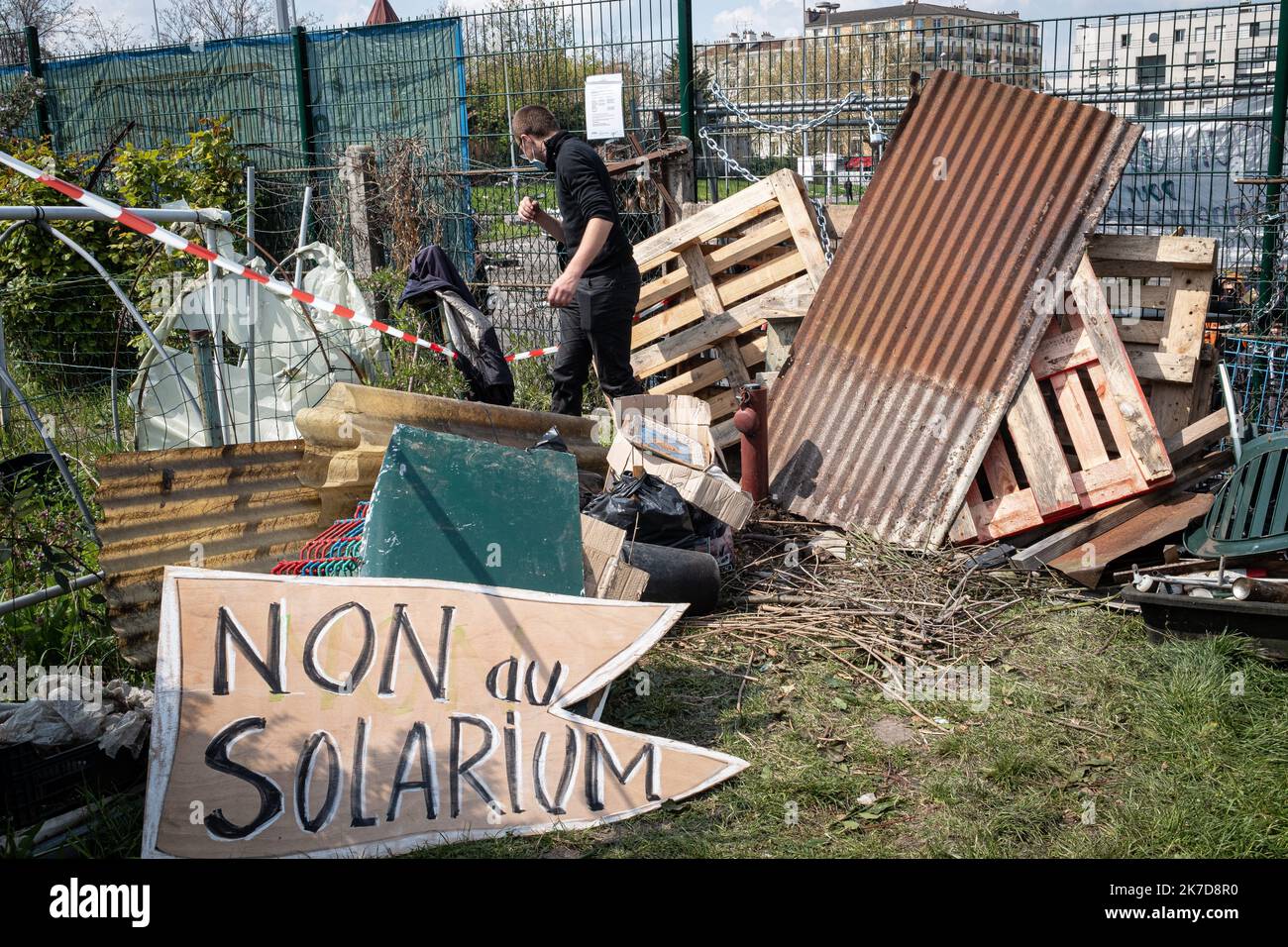 ©Olivier Donnars / le Pictorium/MAXPPP - Olivier Donnars / le Pictorium - 17/4/2021 - Francia / Aubervilliers - dans les Jardins ouvriers des Vertus a Aubervilliers (93), Plusieurs centaines de personnes sont venus pique-niquer pour defendre ces jardins familiaux centenaires menaces en partie de destruction par le projet d'amenagement des Jeux Olympiques de 2024. Sur une partie de ces jardins doivent etre construit un complexe aquatique qui servira d'entrainement pour les Athletes des JO. / 17/4/2021 - Francia / Aubervilliers - quasi mille persone hanno camminato per le strade di Aubervilliers Foto Stock