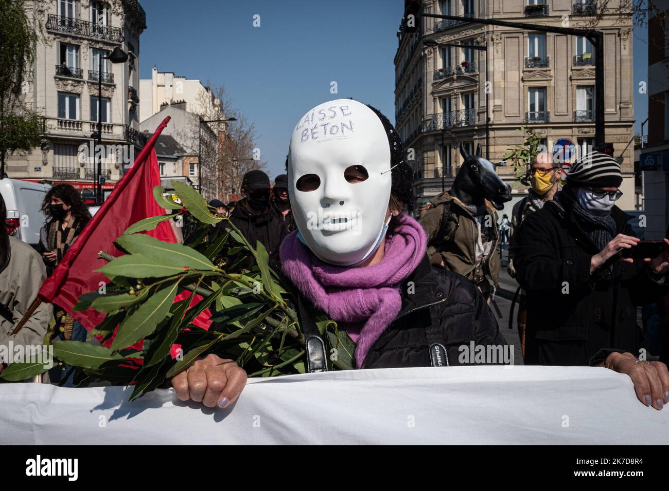 ©Olivier Donnars / le Pictorium/MAXPPP - Olivier Donnars / le Pictorium - 17/4/2021 - Francia / Aubervilliers - Pres d'un millier de personnes ont parcouru les rues d'Aubervilliers (93) pour defendre les jardins ouvriers des Vertus menaces en partie de Destruction par le projet d'Olympiques de 2024. Sur une partie de ces jardins familiaux centenaires doivent etre construit un complexe aquatique qui servira d'entrainement pour les Athletes des JO. / 17/4/2021 - Francia / Aubervilliers - quasi un migliaio di persone hanno camminato per le strade di Aubervilliers (93) per difendere il VE Foto Stock