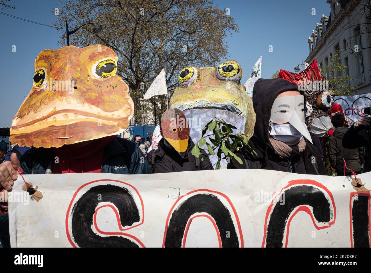 ©Olivier Donnars / le Pictorium/MAXPPP - Olivier Donnars / le Pictorium - 17/4/2021 - Francia / Aubervilliers - Pres d'un millier de personnes ont parcouru les rues d'Aubervilliers (93) pour defendre les jardins ouvriers des Vertus menaces en partie de Destruction par le projet d'Olympiques de 2024. Sur une partie de ces jardins familiaux centenaires doivent etre construit un complexe aquatique qui servira d'entrainement pour les Athletes des JO. / 17/4/2021 - Francia / Aubervilliers - quasi un migliaio di persone hanno camminato per le strade di Aubervilliers (93) per difendere il VE Foto Stock