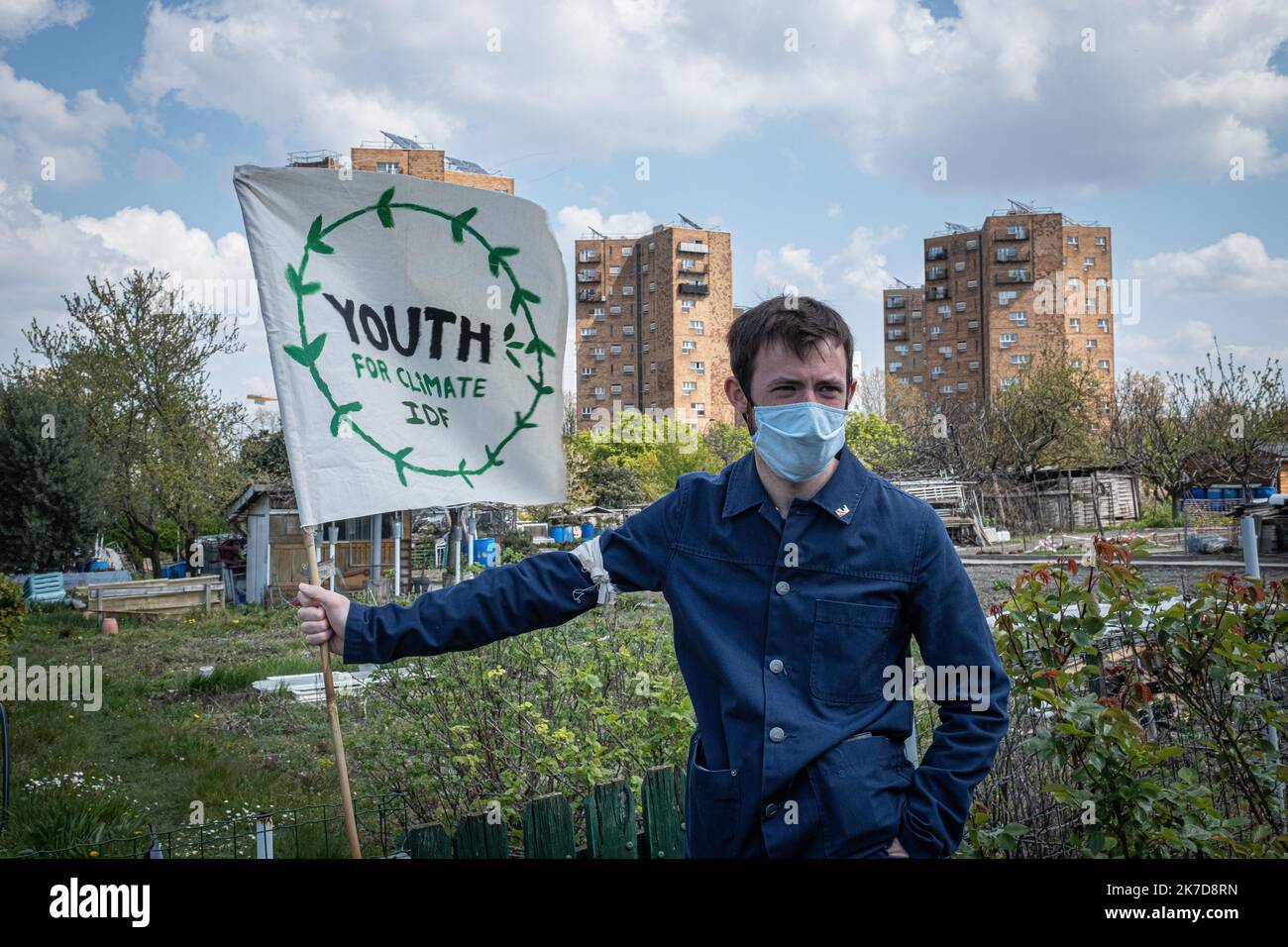 ©Olivier Donnars / le Pictorium/MAXPPP - Olivier Donnars / le Pictorium - 17/4/2021 - Francia / Aubervilliers - dans les Jardins ouvriers des Vertus a Aubervilliers (93), Plusieurs centaines de personnes sont venus pique-niquer pour defendre ces jardins familiaux centenaires menaces en partie de destruction par le projet d'amenagement des Jeux Olympiques de 2024. Sur une partie de ces jardins doivent etre construit un complexe aquatique qui servira d'entrainement pour les Athletes des JO. / 17/4/2021 - Francia / Aubervilliers - quasi mille persone hanno camminato per le strade di Aubervilliers Foto Stock