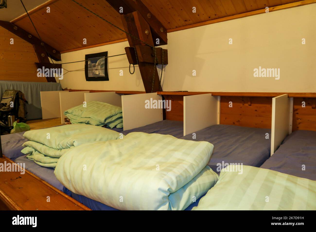 ©PHOTOPQR/LE DAUPHINE/Baptiste SAVIGNAC ; Chamonix-Mont-Blanc ; 14/04/2021 ; Toujours pour limiter la circolation du coronavirus, des panneaux de séparation ont été installés entre chaque lit. Les cordes attachées sur les poutres du dortoir permettent à la gardienne d'étendre les couvertures tout en aérant un long moment la pièce. - Chamonix Monte Bianco, Alpi francesi, 14th 2021 aprile una notte al rifugio du Requin durante il confino . I rifugi di montagna non sono vietati dall'apertura, ma pochi lo sono. Per affrontare la pandemia si applicano misure restrittive Foto Stock