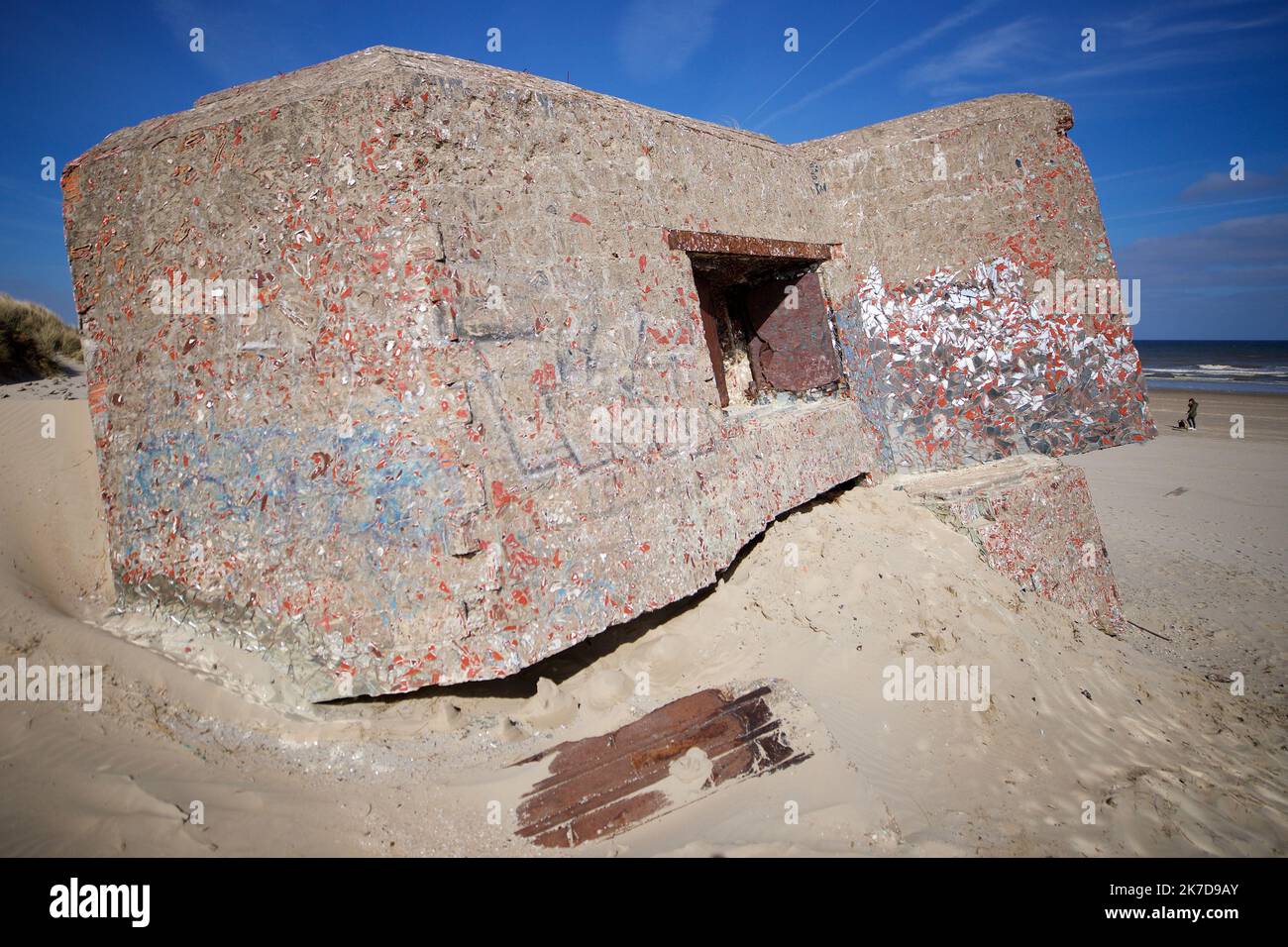 ©PHOTOPQR/VOIX DU NORD/Johan BEN AZZOUZ ; 22/04/2021 ; Leffrinckoucke, le 22 avril 2021. Une derniere reflection pour le célèbre blockhaus miroir, désormais quasi démantelé. L'artiste ayant décidé de démonter son oeuvre, faute de financement pour l'entretenir. FOTO JOHAN BEN AZZOUZ LA VOIX DU NORD - Leffrinckoucke, Francia, aprile 22nd 2021. Un'ultima riflessione per il famoso blocco specchio, ormai quasi smantellato. L'artista ha deciso di smantellare il suo lavoro per mancanza di fondi per mantenerlo. Foto Stock