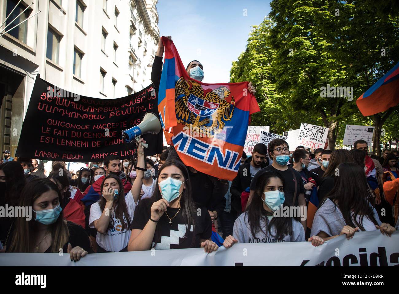 ©Christophe Petit Tesson/MAXPPP - 24/04/2021 ; PARIGI ; FRANCIA - la communaute franco-armenienne manifeste apres une ceremonie commemorative pour le 106e anniversaire du genocidio armenien de 1915. La journÃ du 24 avril est la journee nationale de memoriation du genocidio en Armenie et a travers le monde. La Comunità francese-armena partecipa a una cerimonia commemorativa per il 106th° anniversario del genocidio armeno del 1915, a Parigi, in Francia, il 24 aprile 2021. Il 24 aprile è la giornata nazionale del ricordo del genocidio armeno per la diaspora armena. Foto Stock