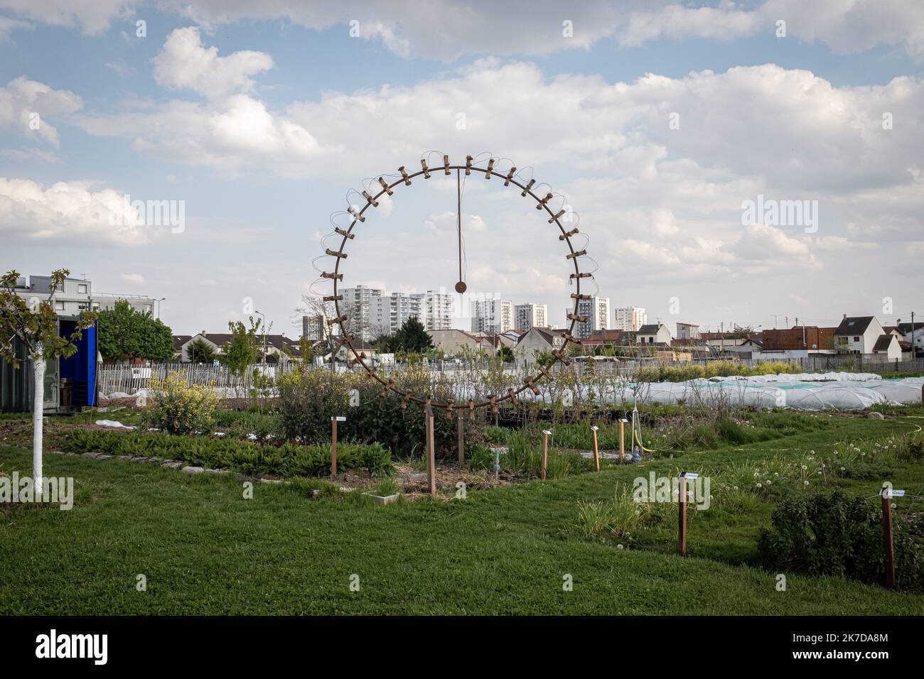 ©Olivier Donnars / le Pictorium/MAXPPP - Olivier Donnars / le Pictorium - 20/4/2021 - Francia / Ile-de-France / Saint-Denis - un jardin maraicher cultive par l'Association zone Sensible, a Saint-Denis (93). Du 15 avril au 15 mai 2021, plusieurs fermes urbaines de Paris et sa banlieue ouvrent leurs portes aux etudiants pour rompre l'isolement et reapprocher les jeunes Generations de la nature. / 20/4/2021 - Francia / Ile-de-France (regione) / Saint-Denis - Un giardino di mercato coltivato dall'associazione zona sensibile, a Saint-Denis (93). Dal 15 aprile al 15 maggio 2021, diverse fattorie urbane a Parigi An Foto Stock