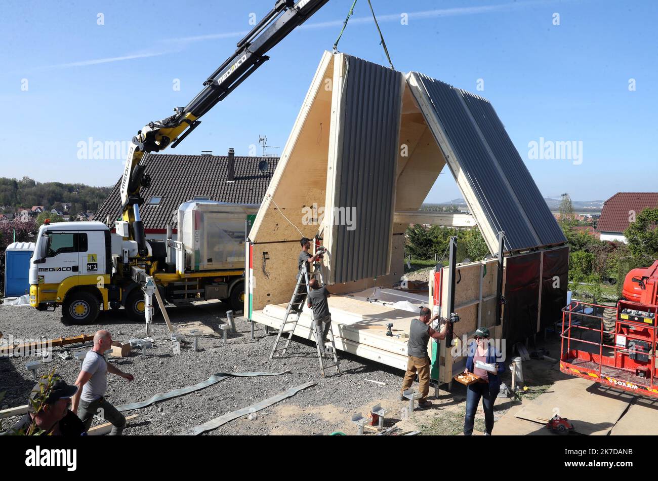 ©PHOTOPQR/l'ALSACE/Darek SZUSTER ; Blotzheim ; 27/04/2021 ; le troisième module est en place et son toit sera déplié. L'installation de la première en Europe maison plliable sur le Terrain de Valérie Meyer à Blotzheim le 26 avril 2021. - Francia installazione della prima casa pieghevole in Europa sul sito di Valérie Meyer a Blotzheim il 26 aprile 2021. Foto Stock