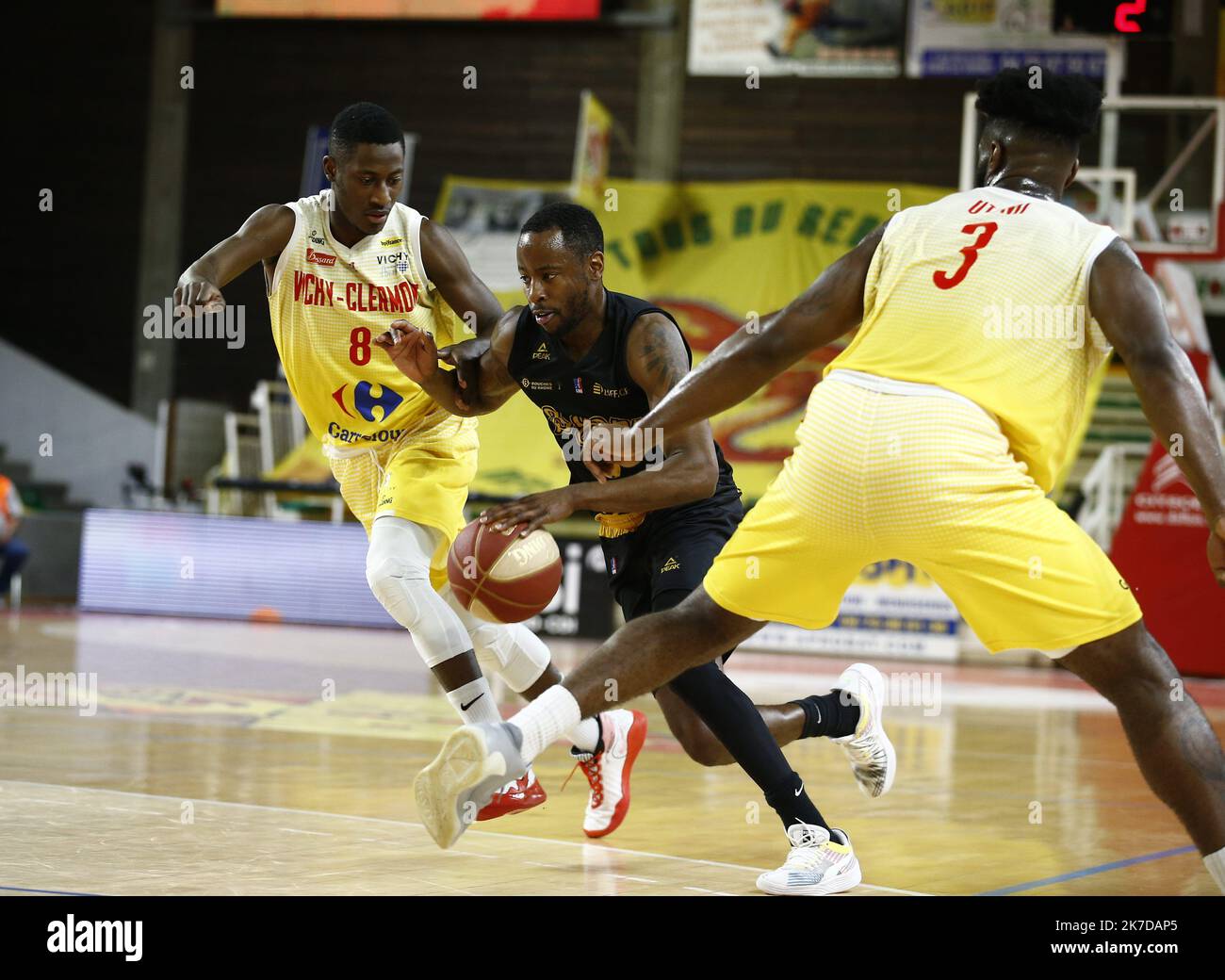 Thierry Larret/Maxppp. Basket Pro B: JA Vichy Clermont Metropole vs Fos Provence Basket. Le 27 avril 2021, Palais des sports Pierre Coulon, Vichy (03). DIGGS Jamar (FOS) Foto Stock