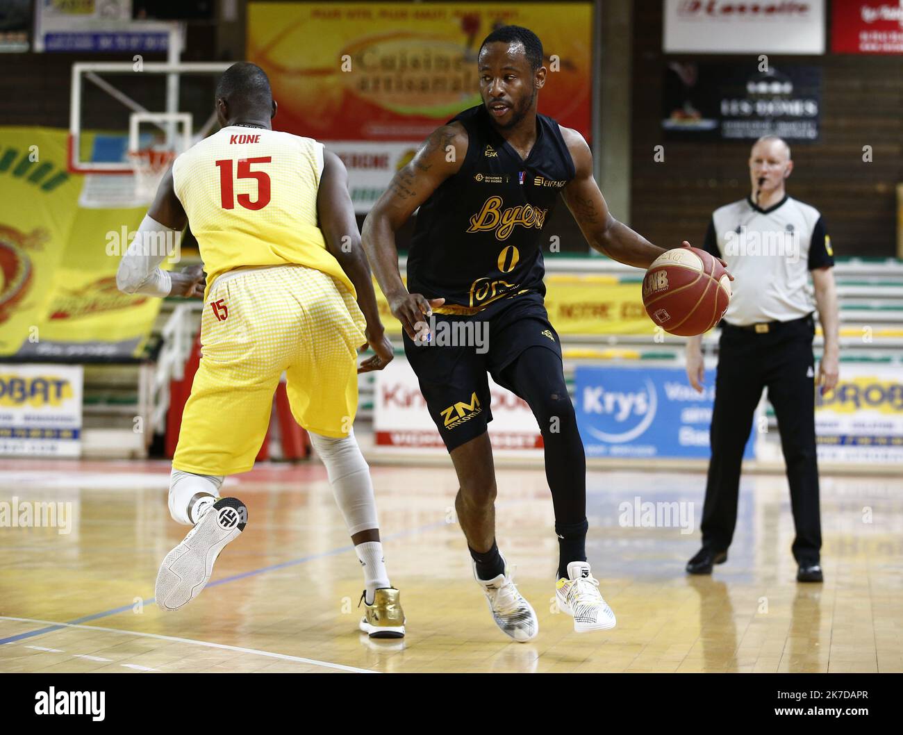 Thierry Larret/Maxppp. Basket Pro B: JA Vichy Clermont Metropole vs Fos Provence Basket. Le 27 avril 2021, Palais des sports Pierre Coulon, Vichy (03). DIGGS Jamar (FOS) Foto Stock