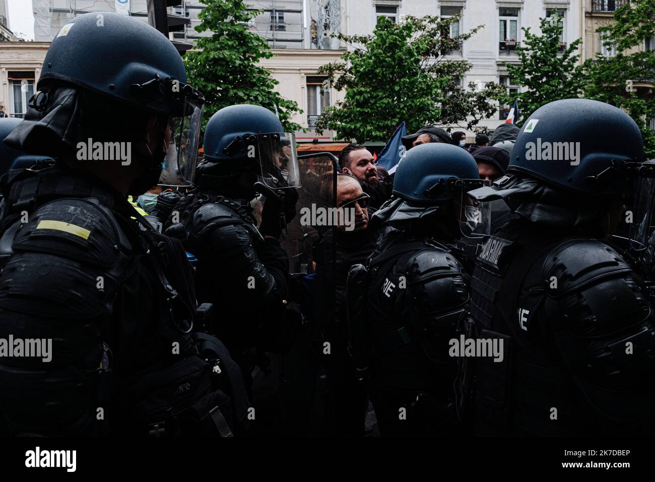 ©Jan Schmidt-Whitley/le Pictorium/MAXPPP - Jan Schmidt-Whitley/le Pictorium - 01/05/2021 - Francia / Ile-de-France / Parigi - Plusieurs dizaines de milliers de personnes se sont rassemblees a Paris pour manifester a l'occasione des festivers du 1er mai a l'appel de nombreux syndicats. Des heurts ont eclate tout au long de la journee, les manifestants ont finalement pu rejoindre la Place de la Nation sous haute presence politiere. / 01/05/2021 - Francia / Ile-de-France (regione) / Parigi - diverse decine di migliaia di persone si sono radunate a Parigi per manifestare in occasione del giorno di maggio celebrati Foto Stock