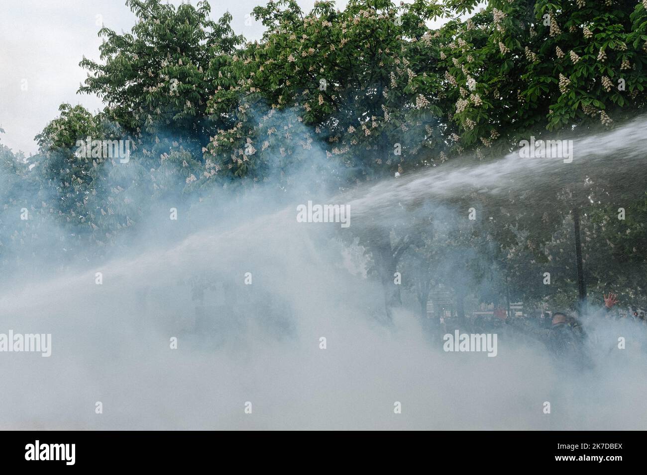 ©Jan Schmidt-Whitley/le Pictorium/MAXPPP - Jan Schmidt-Whitley/le Pictorium - 01/05/2021 - Francia / Ile-de-France / Parigi - Plusieurs dizaines de milliers de personnes se sont rassemblees a Paris pour manifester a l'occasione des festivers du 1er mai a l'appel de nombreux syndicats. Des heurts ont eclate tout au long de la journee, les manifestants ont finalement pu rejoindre la Place de la Nation sous haute presence politiere. / 01/05/2021 - Francia / Ile-de-France (regione) / Parigi - diverse decine di migliaia di persone si sono radunate a Parigi per manifestare in occasione del giorno di maggio celebrati Foto Stock