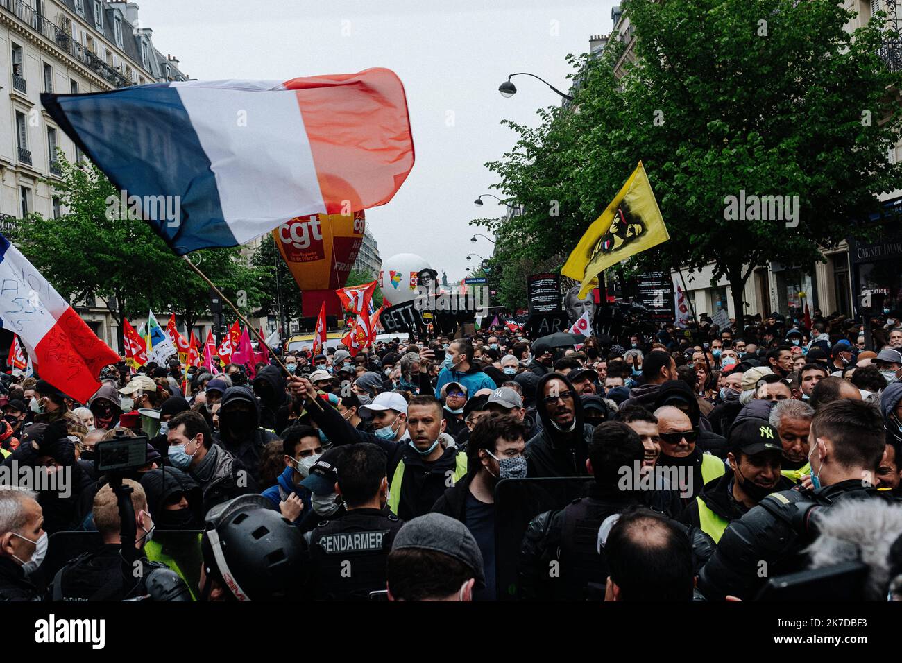 ©Jan Schmidt-Whitley/le Pictorium/MAXPPP - Jan Schmidt-Whitley/le Pictorium - 01/05/2021 - Francia / Ile-de-France / Parigi - Plusieurs dizaines de milliers de personnes se sont rassemblees a Paris pour manifester a l'occasione des festivers du 1er mai a l'appel de nombreux syndicats. Des heurts ont eclate tout au long de la journee, les manifestants ont finalement pu rejoindre la Place de la Nation sous haute presence politiere. / 01/05/2021 - Francia / Ile-de-France (regione) / Parigi - diverse decine di migliaia di persone si sono radunate a Parigi per manifestare in occasione del giorno di maggio celebrati Foto Stock