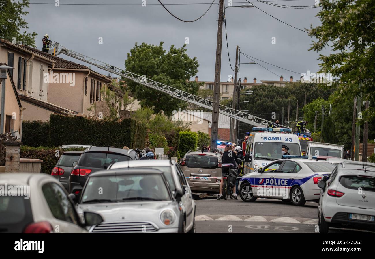 Â-PHOTOPQR/SUD OUEST/David Thierry ; Bordeaux ; 4 BrÃ»lÃ 2021 Avenue Carnot - MERIGNAC Gironde : une femme blessÃ©e par arme Ã feu puis©e vive. FÃ Méminicide avenue Carnot Ã Merignac Merignac, Francia, maggio 4th 2021. Una donna è stata sparata e bruciata dal suo compagno, che ha anche messo il fuoco a casa loro. È stata la 39th donna uccisa dal partner in Francia nel 2021 Foto Stock