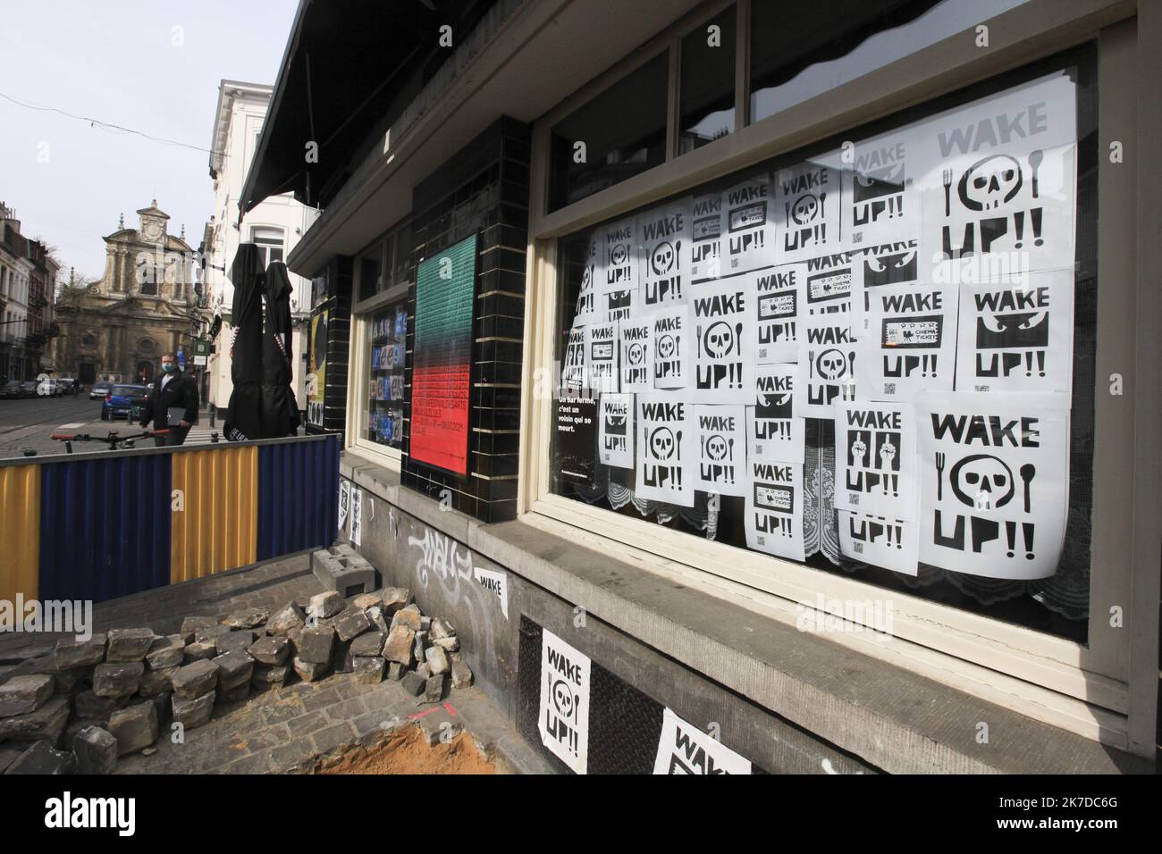 ©Nicolas Landemard / le Pictorium/MAXPPP - Nicolas Landemard / le Pictorium - 3/5/2021 - Belgique / Bruxelles / Bruxelles - Alors que les terrasses de la capitale belge doivent reouvrrent le 8 mai, le secteur de l'Horeca se preparano dans les differents quartiers de la ville. / 3/5/2021 - Belgio / Bruxelles / Bruxelles - mentre le terrazze della capitale belga sono in procinto di riaprire il 8 maggio, il settore della ristorazione si sta preparando nei diversi quartieri della città. Foto Stock