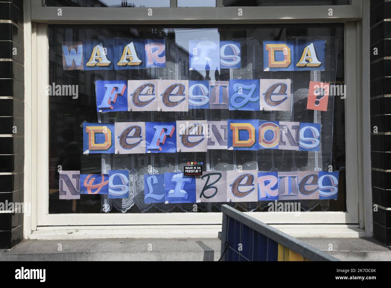 ©Nicolas Landemard / le Pictorium/MAXPPP - Nicolas Landemard / le Pictorium - 3/5/2021 - Belgique / Bruxelles / Bruxelles - Alors que les terrasses de la capitale belge doivent reouvrrent le 8 mai, le secteur de l'Horeca se preparano dans les differents quartiers de la ville. / 3/5/2021 - Belgio / Bruxelles / Bruxelles - mentre le terrazze della capitale belga sono in procinto di riaprire il 8 maggio, il settore della ristorazione si sta preparando nei diversi quartieri della città. Foto Stock