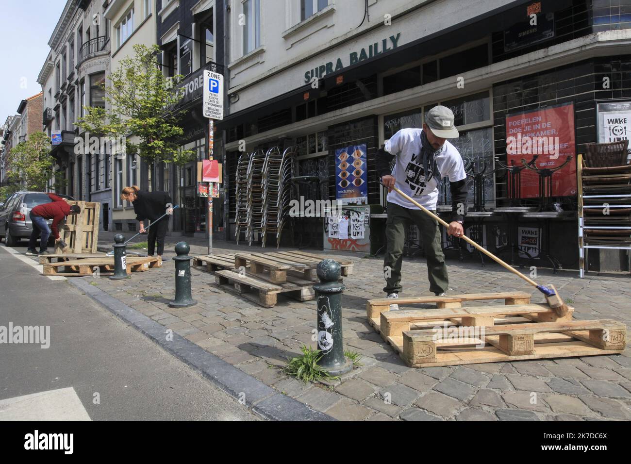 ©Nicolas Landemard / le Pictorium/MAXPPP - Nicolas Landemard / le Pictorium - 3/5/2021 - Belgique / Bruxelles / Bruxelles - Alors que les terrasses de la capitale belge doivent reouvrrent le 8 mai, le secteur de l'Horeca se preparano dans les differents quartiers de la ville. / 3/5/2021 - Belgio / Bruxelles / Bruxelles - mentre le terrazze della capitale belga sono in procinto di riaprire il 8 maggio, il settore della ristorazione si sta preparando nei diversi quartieri della città. Foto Stock