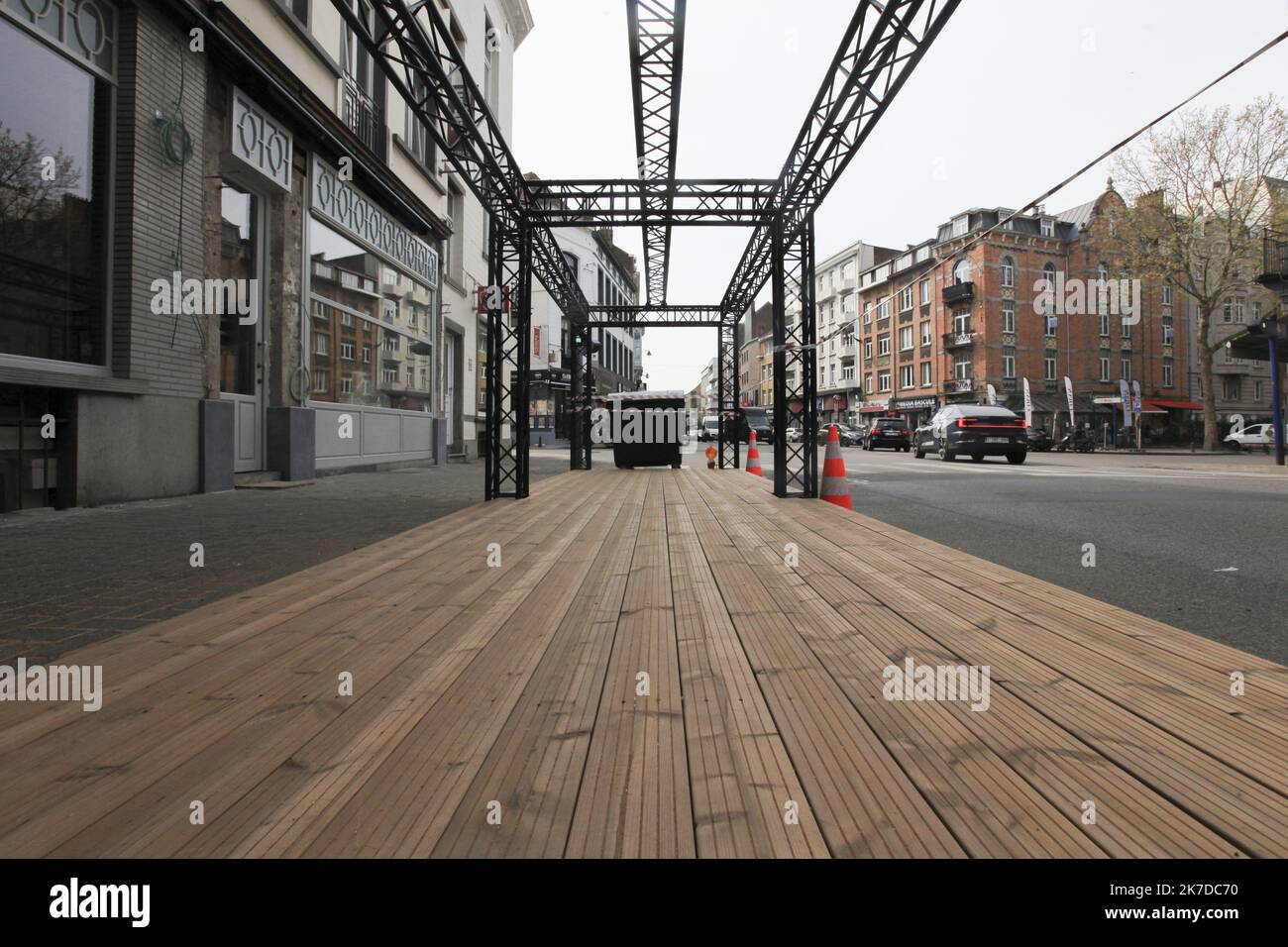 ©Nicolas Landemard / le Pictorium/MAXPPP - Nicolas Landemard / le Pictorium - 3/5/2021 - Belgique / Bruxelles / Bruxelles - Alors que les terrasses de la capitale belge doivent reouvrrent le 8 mai, le secteur de l'Horeca se preparano dans les differents quartiers de la ville. / 3/5/2021 - Belgio / Bruxelles / Bruxelles - mentre le terrazze della capitale belga sono in procinto di riaprire il 8 maggio, il settore della ristorazione si sta preparando nei diversi quartieri della città. Foto Stock