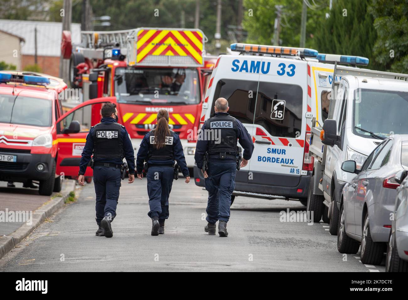 ©PHOTOPQR/SUD OUEST/David Thierry ; Bordeaux ; 4 mai 2021 Avenue Carnot - MERIGNAC Gironde : une femme blessée par arme à feu puis brûlée vive. Féminicide avenue Carnot à Merignac Merignac, Francia, maggio 4th 2021. Una donna è stata sparata e bruciata dal suo compagno, che ha anche messo il fuoco a casa loro. È stata la 39th donna uccisa dal partner in Francia nel 2021 Foto Stock