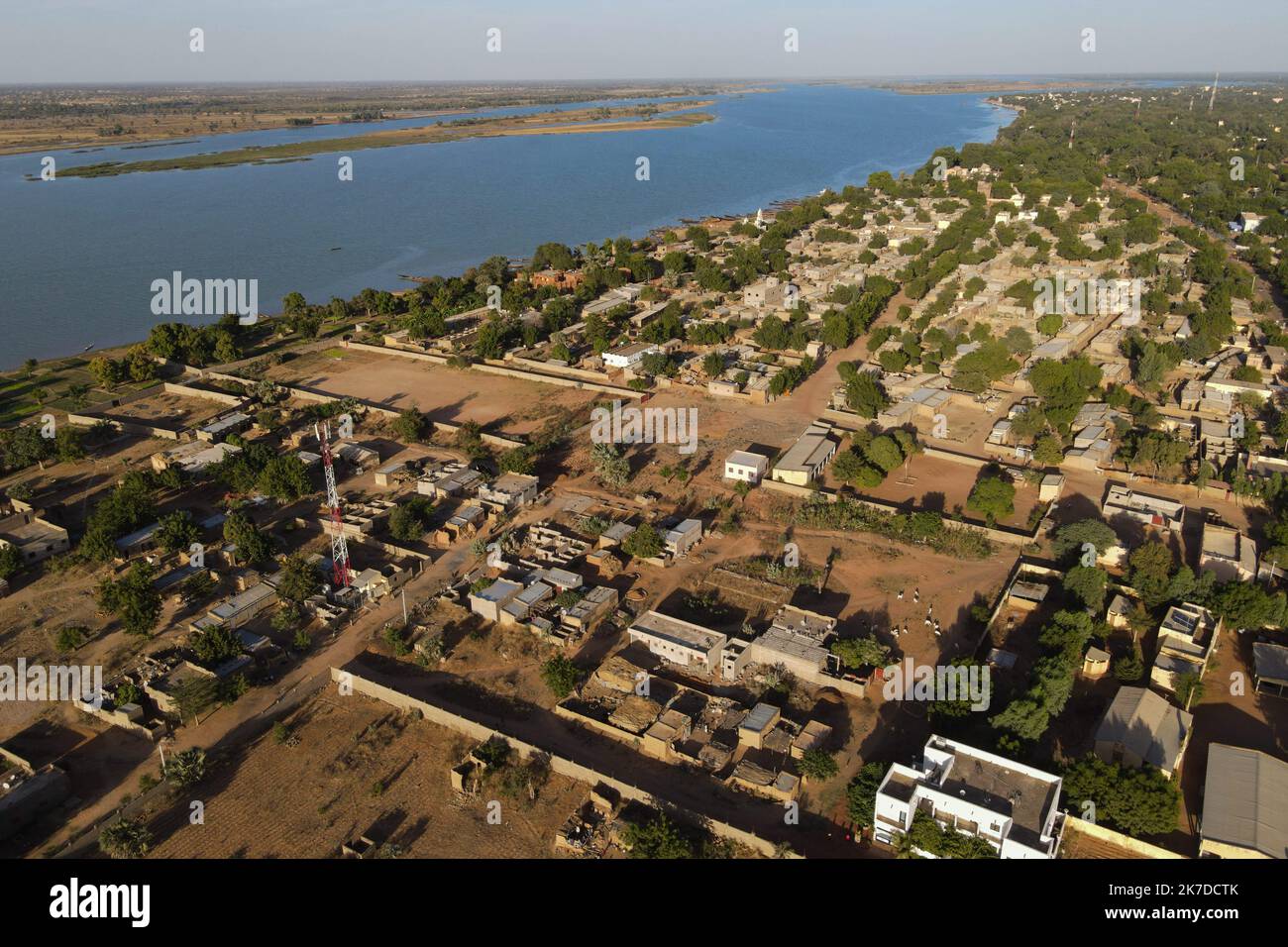 ©Nicolas Remene / le Pictorium/MAXPPP - Nicolas Remene / le Pictorium - 31/12/2020 - Mali / Segou / Segou - Vue eyrienne sur le Fleuve Niger a Segou, Mali. / 31/12/2020 - Mali / Segou / Segou - veduta aerea del fiume Niger a Segou, Mali. Foto Stock