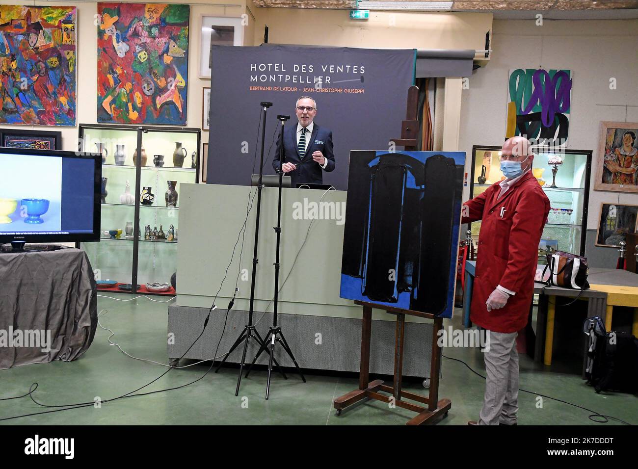 ©PHOTOPQR/LE MIDI LIBRE/RICHARD DE HULLESSEN ; MONTPELLIER ; 08/05/2021 ; VENTE AUX ENCHERES / TABLEAU DE PIERRE SOULAGES 1,3 MILIONI D EURO SALLE DES VENTES MONTPELLIER, FRANCIA, MAGGIO 8TH 2021. Un'opera del pittore dell'Aveyron Pierre Soulages, risalente al 1975, è stata messa all'asta questo sabato 8 maggio presso la casa d'aste di Montpellier. L'opera è stata venduta per 1,3 milioni di euro. Era stimato tra i 500.000 e i 800.000 euro, ma le vendite erano più costose. Foto Stock